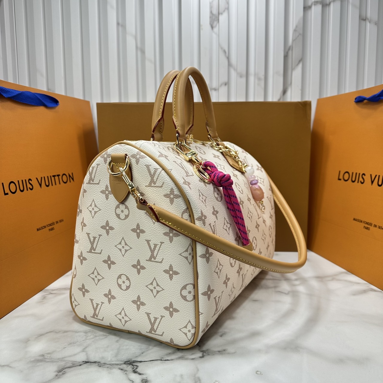 ORI หนังแท้ | LV Speedy Soft 30 Lucky Bag Monogram Dune/Pink กระเป๋าสะพายสปีดี้ทรงหมอน ทรงยอดนิยม สุดไอคอนิกดีไซน์ใหม่ แต่งแต้มสัมผัสเงางามดั่งอัญมณี ซับในสีชมพูพาสเทลตัดกัน โดดเด่นด้วยปมเชือกสีสันสดใส ตอกย้ำถึงความพิถีพิถันและใส่ใจในทุกรายละเอียด