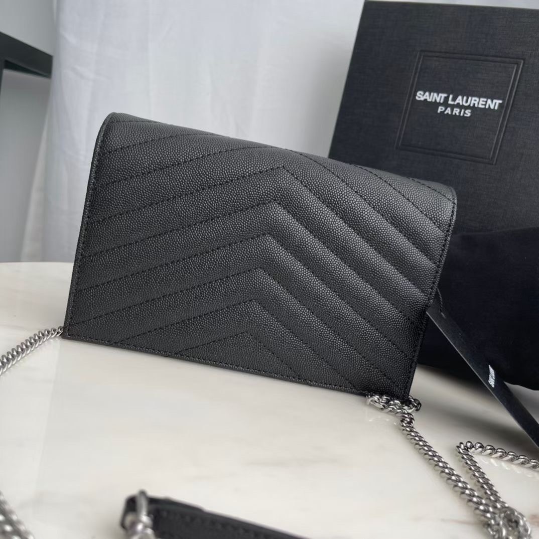 VIP 】หนังแท้ YSL Saint Laurent Envelope WOC 7.5” กระเป๋าเงิน wallet on chain ที่มาพร้อมสายสะพายแบบโซ่ ขนาด 7.5” หนังวัวติดโลโก้ YSL มีทั้งอะไหล่เงิน ทอง และดำ ด้านในมีช่องซิป และช่องใส่การ์ด 6 ช่อง เรียบหรู คลาสสิคมากๆ เลยค่ะ