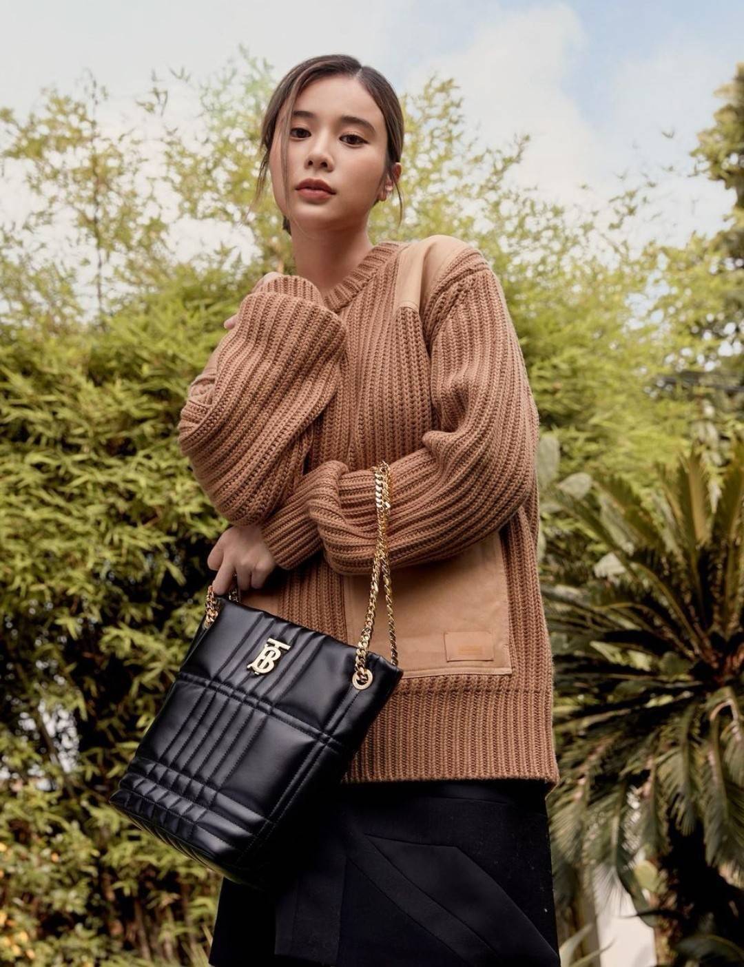 BURBERRY FRAGRANCES LAMBSKIN BAG VIP หนังแท้ Lambskin นิ่มสวยหรูดูดี ภายในโล่งกว้างใส่ของได้เยอะ มาพร้อมสายสะพายโซ่ทองสามารถซ้อนสายสั้นสะพายไหล่ได้หรือจะใช้สายยาว Crossbody ก็ดูดีมาพร้อมกล่องแบรนด์ Original Package อีกรุ่นหายากที่น่าใช้น่าสะสม Rare items 