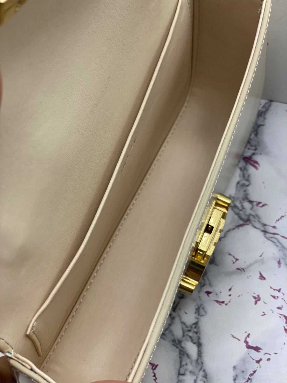 หนังแท้ CELINE CHAIN SHOULDER BAG / CELINE TRIOMPHE พร้อมส่งที่ไทย กระเป๋าเรียบหรูและดูทันสมัย ให้คุณเลือกสะพายในชีวิตประจำวันเข้ากับการแต่งตัวสบาย ๆ หรือจะสะพายออกงานปาร์ตี้สังสรรค์ก็ช่วยให้คุณดูโดดเด่น มีรูปทรงที่ดูแข็งแรงจึงไม่เสียรูปทรงแม้ใส่ของจำนวนม