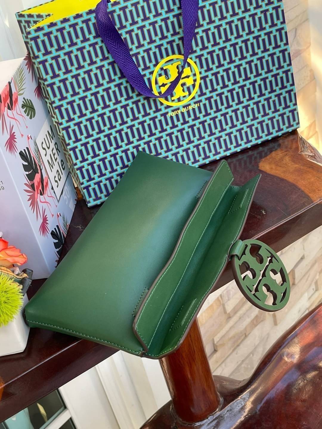 Tory burch Miller Metal clutch กระเป๋าคลัทช์ดีไซน์เรียบหรูออกแบบมาได้อย่างลงตัว ด้วยรูปทรงที่สวยงามและทันสมัย จากแบรนด์ Tory Burch ขนาดกำลังดี สามารถใส่กระเป๋าสตางค์หรือเครื่องสำอางค์ได้ตามขนาดกระเป๋า ในเรื่องของดีไซน์และอะไหล่สีทองดูแมทช์กันดีกับกระเป๋า 