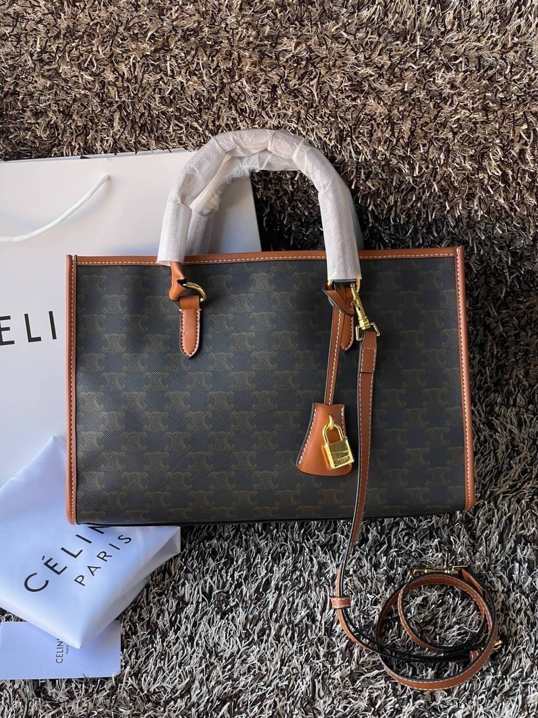 Celine Horizontal Cabas In Triomphe Canvas / Celine tote bag สายชอบพกของเยอะ ต้องหยิบของในกระเป๋าบ่อย รุ่นนี้ก็เป็นอีกตัวเลือกที่น่าสนใจค่ะ เพราะนอกจากจะจุของได้เยอะแล้วดีไซน์ยังเรียบสวยมีกลิ่นอายความวินเทจ อีกทั้งขนาดกระเป๋าใหญ่กำลังดีไม่เกะกะ เคลื่อนไหว