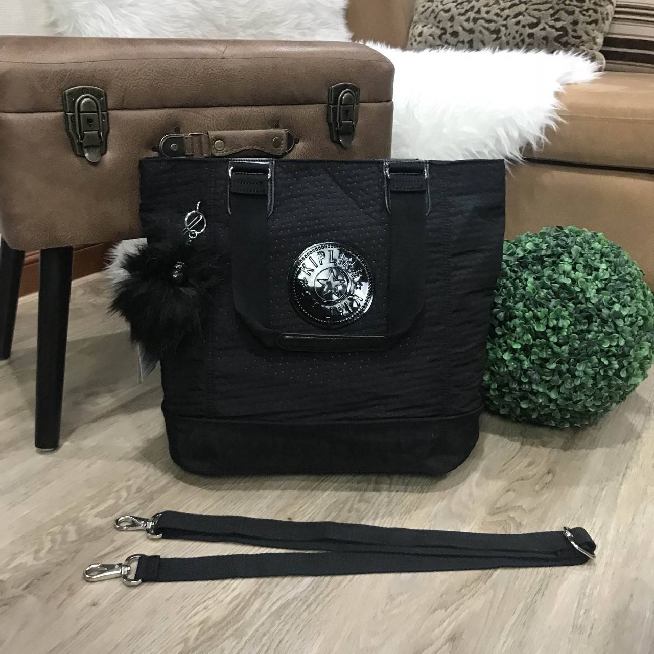 KIPLING SHOPPER BAG รุ่น Limited Rare items! สุดๆ วัสดุ Cotton+Polyester 100% ดีไซน์คลาสสิกมีลูกเล่นที่เทคเจอร์ตัวกระเป๋าสวยเป็นเอกลักษณ์เฉพาะของ Kipling หูหิ้วสะพายไหล่ได้ มือจับหูหิ้วเป็นหนังปั้มโลโก้ พวงกุญเเจลิงถอดเเยกใช้ได้ เปิดปิดด้วยซิป หัวซิปปั้มเ