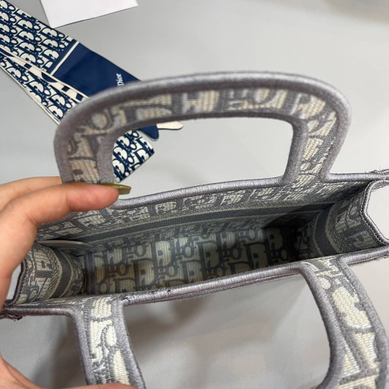 MINI DIOR BOOK TOTE 22cm Blue / Gray Dior Oblique Embroidery กระเป๋าถือทรง Shopping ขนาดมินิน่ารัก สวยคลาสสิค พกพาสะดวก ใช้งานง่ายสุดๆ วัสดุงานทอละเอียด ภายในโล่งกว้าง ภาพสินค้าถ่ายจากงานขายจริง ใช้งานต่างประเทศได้