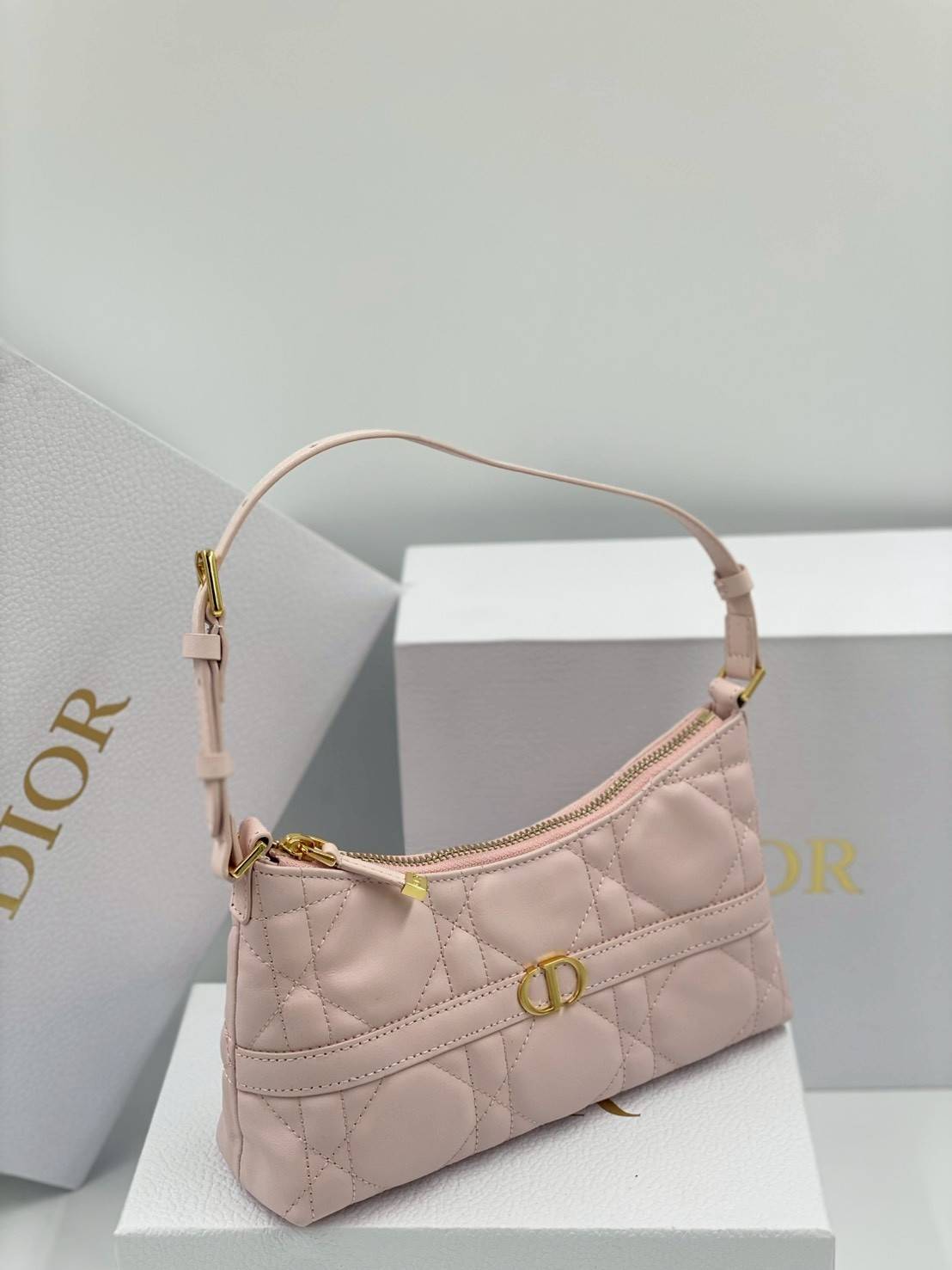 ORI หนังแท้ | DIOR Mini 30 Montaigne Cigale bag / DIOR Mini Miss Caro Cigale bag กระเป๋าสะพายไหล่ทรงโฮโบ ขนาดมินิเสริมไลน์ 30 Montaigne ด้วยรูปทรงทันสมัยและประณีตบรรจง