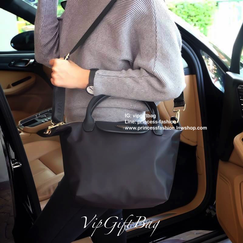 กระเป๋าผ้าไนล่อน Longchamp Style จากงานพรีเมี่ยมกิ้ฟ รุ่น Limited edition จากแบรนด์ PRADA ตัวนี้ไซส์ mini🐰 #กำลังน่ารักคะ ด้านในมีช่องใส่ของ แบ่งเป็นสัดส่วน ใส่กปต.ยาว IPADmini ได้สบายค้า เหมาะกับการถือเป็น everyday look สุดๆ ใบนี้ห้ามพลาดเลยคะ!