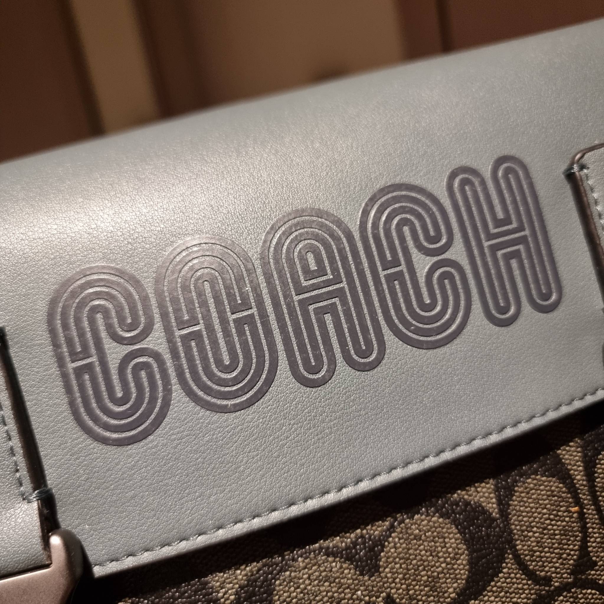 COACH TRACK CROSSBODY IN COLORBLOCK WITH COACH PATCH C6657 C8128 หล่อบอกต่ออีกหนึ่ง กระเป๋าสะพายทรงแมสเซ็นเจอร์ รุ่นเอาใจหนุ่มๆ ที่สาวๆก็อยากใช้!! ด้วยดีไซน์สีคัลเลอร์บล็อคที่โดดเด่น ทำให้ดูน่าใช้งาน วัสดุหนังแท้ สวยคมซ่อนหรู ฝากระเป๋ามีตัวล็อคแน่นหนา เปิ