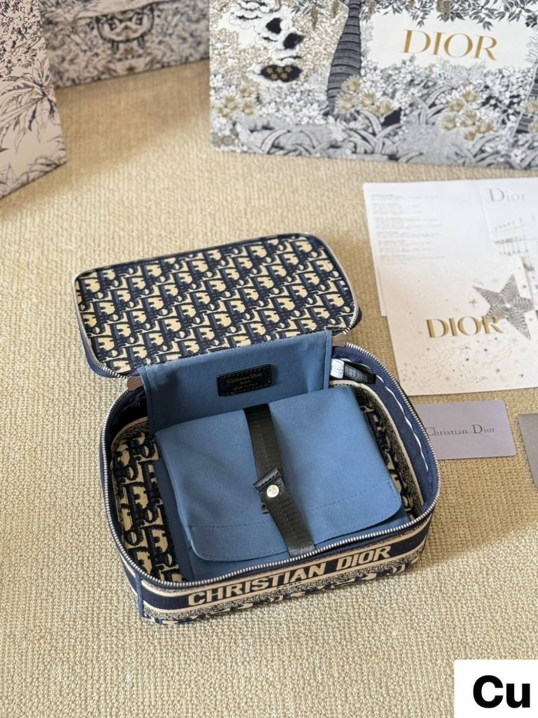 กระเป๋าใส่เครื่องสำอางใบกลาง จุของได้เยอะ มาพร้อมกับลวดลาย Oblique ปักอย่างประณีตและประดับด้วยสัญลักษณ์ Christian Dior Paris มาพร้อมสายสะพายและหูจับในตัว ปรับเปลี่ยนใช้งานได้ตามสไตล์ บอกเลยว่าไอเท็มนี้ฮอตมาก สาวๆห้ามพลาดเด็ดขาดเลยจ้า