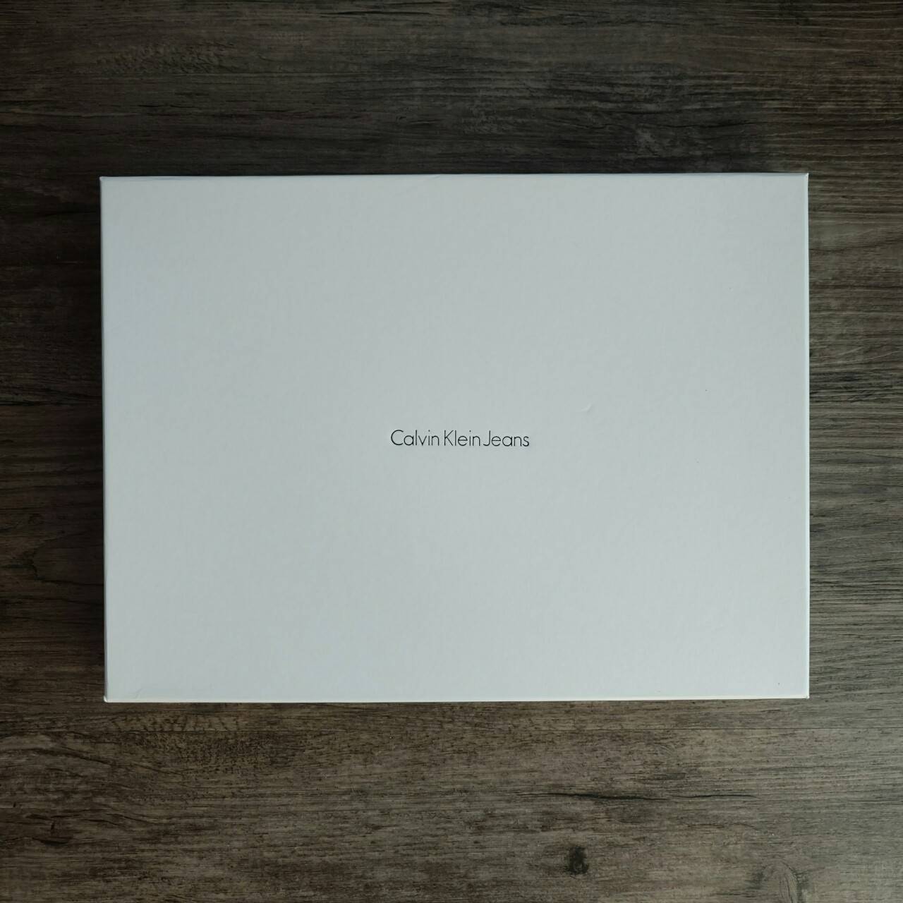 Cluth Bag Calvin Klein Cluth Bag กระเป๋าถือ ทรงคลัทช์ จากแบรนด์ Calvin Klein ด้านหน้า ปั๊มโลโก้แบรนด์ เปิด - ปิดกระเป๋าด้วยซิป ด้านในแบ่งเก็บของ ได้ 2 ช่องใหญ่ และมีช่องใส่บัตร 1 ช่อง สามารถใส่ iPad Mini ได้ค่ะ