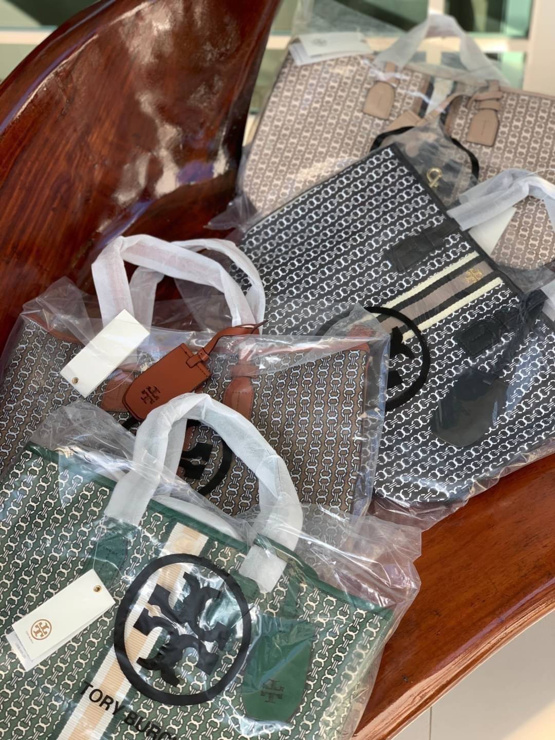 ของแท้ 💯% Tory Burch Gemini Link Canvas Small Tote กระเป๋าสุดปังจากทอรี่ เบริช์(Tory Burch) อย่างเจมิไนลิงค์ ในทรง tote bag ซึ่งผลิตจากผ้าใบเคลือบผิวด้าน มีเอกลักษณ์โดดเด่นที่ลายทางตรงกลาง