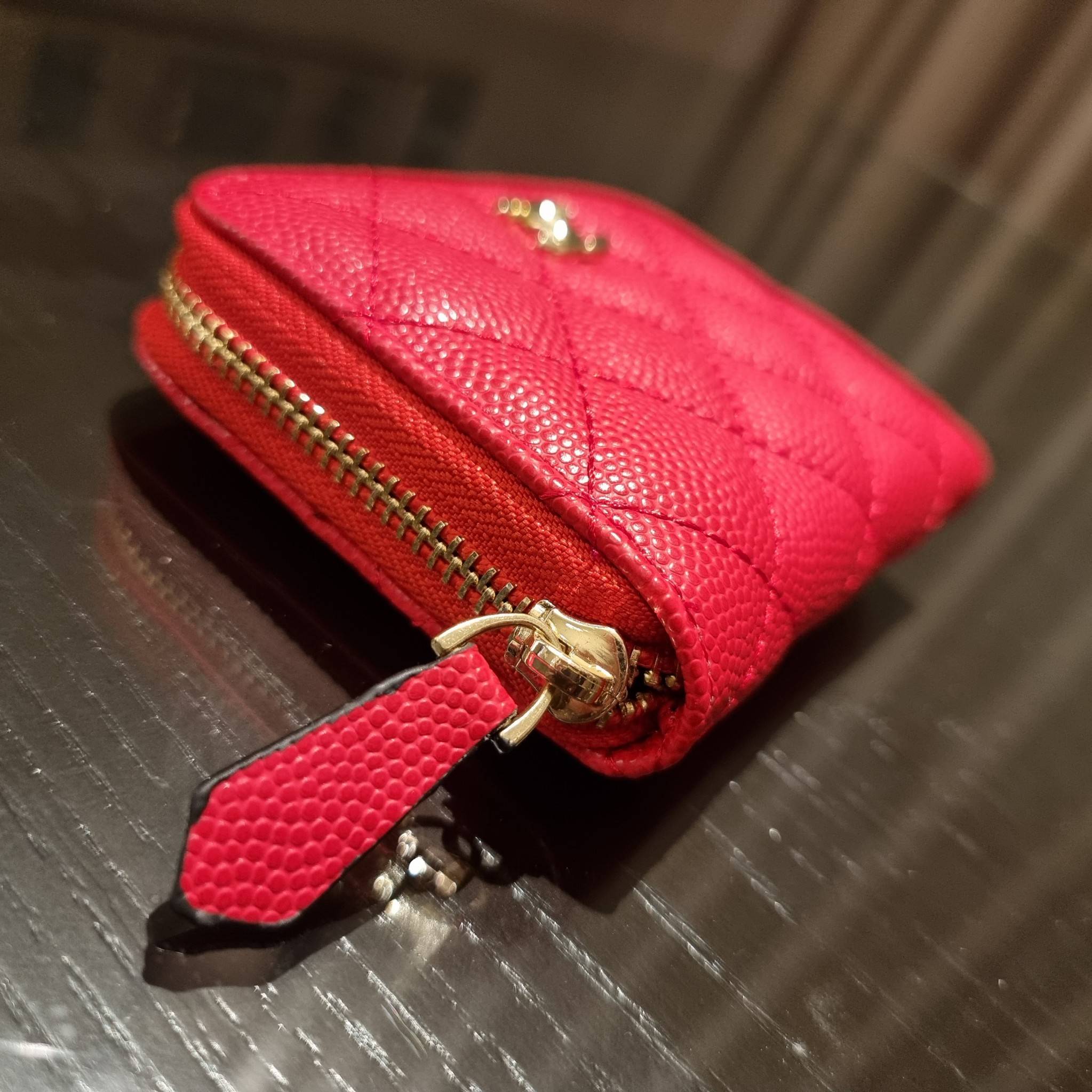 กระเป๋าสตางค์ใบสั้นรุ่นซิปรอบ จาก Chanel เรียบหรู ดูไฮน์ วัสดุหนังสังเคราะห์ลายคาร์เวีย ด้านในเป็นหนังซาฟเฟียโน่ เปิด-ปิดด้วยซิป รูดใช้งานง่าย ภายในกระเป๋ามีช่องใส่บัตร ใส่ธนบัตรได้ (แบบพับ) ดีไซน์เรียบหรูตามสไตล์ ใช้แล้วเฮง ใช้แล้วรวย จัดเลยจ้าา 🥰