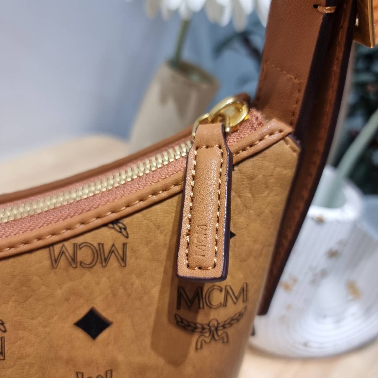 พร้อมส่ง 3 สี M.C.M AREN HOBO IN VISETOS กระเป๋าสะพายทรงโฮโบ ทรงสวยมาก เกรดท็อปออริ สลับแท้ 1:1 เกรดดีสุด ใช้ต่างประเทศได้ ขนาดกำลังดี จุของได้เยอะ ใช้งานสะดวกด้วยการรูดซิป พิเศษแถมพวงหนังและชุดกุญแจล็อคมาให้ด้วย