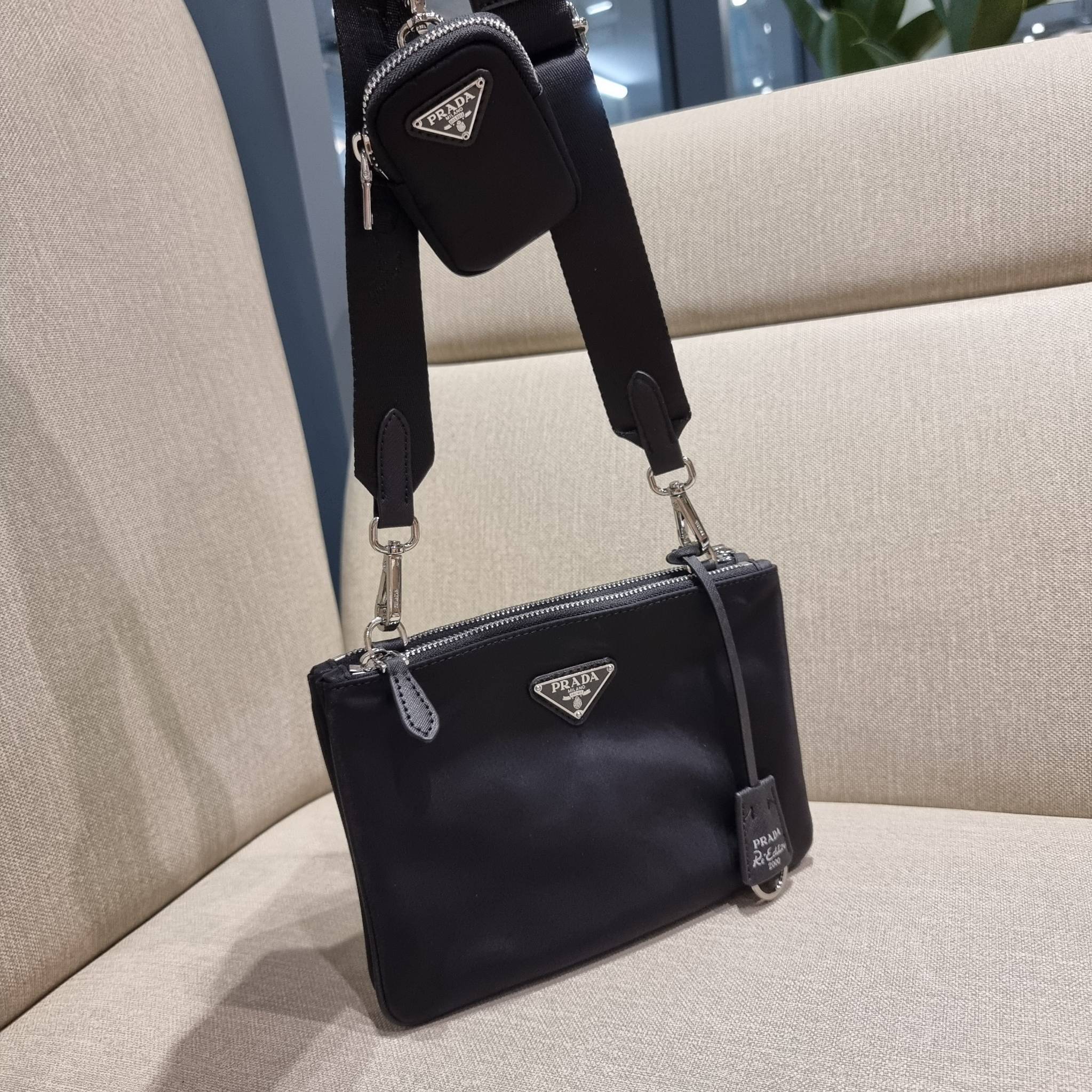 PRADA RE-EDITION 2000 RE-NYLON SHOULDER BAG ไอเท็มสุดโปรด unisex กระเป๋าสะพายข้าง ดีไซน์เรียบง่าย แต่มีความหรูในตัว รูปทรงพกพาสะดวก หยิบใช้ได้ในทุกๆวัน อีกหนึ่งคอลเลคชั่นขายดี วัสดุผ้าไนล่อนคุณภาพ พร้อมใบลูก ไว้ใส่เหรียญ ใส่กุญแจได้สารพัด เปิด-ปิดด้วยซิปห