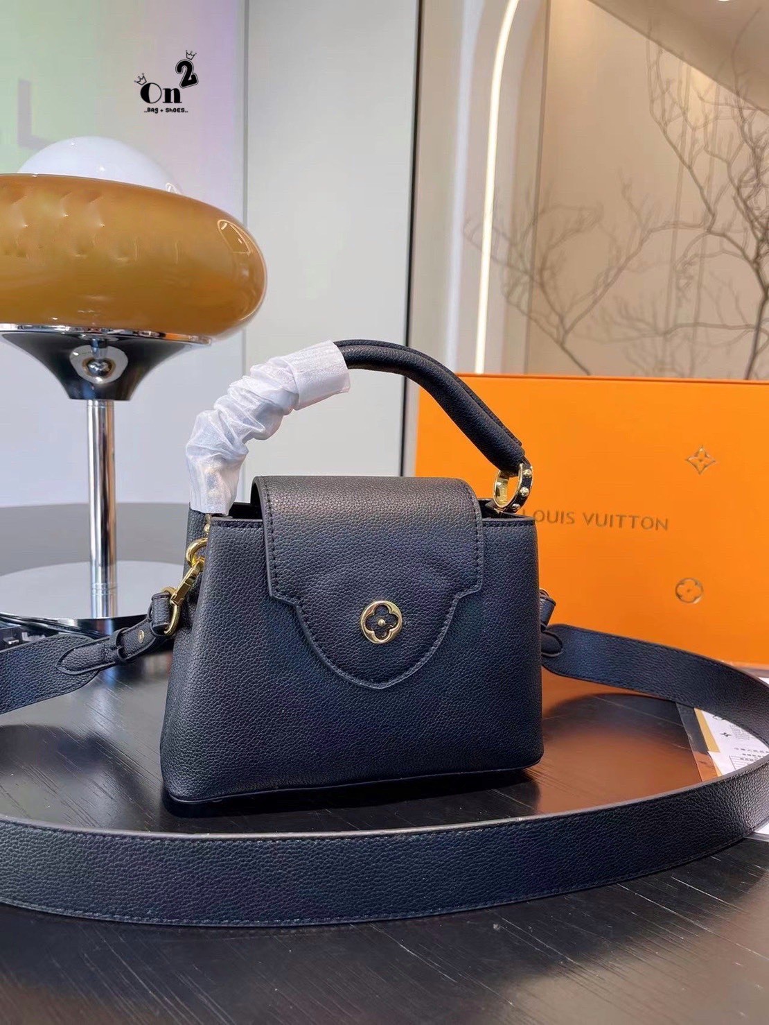 LV capucines top handle กระเป๋าถือสุดหรู ดีไซน์ทรงคลาสสิค อะไหล่สีทองปั้มทุกจุด มาพร้อมสายสะพายยาวงานจริงสวยทุกมุมเป๊ะปังมากค่ะ งานมาพร้อมหูจับในตัว ที่สุดของความสวยในราคาเบาๆ ด้วยรูปทรงวินเทจและวัสดุหนังลูกวัวสังเคราะห์ สัมผัสดี ขับผิว ทำให้ไอเท็มนี้สะกด