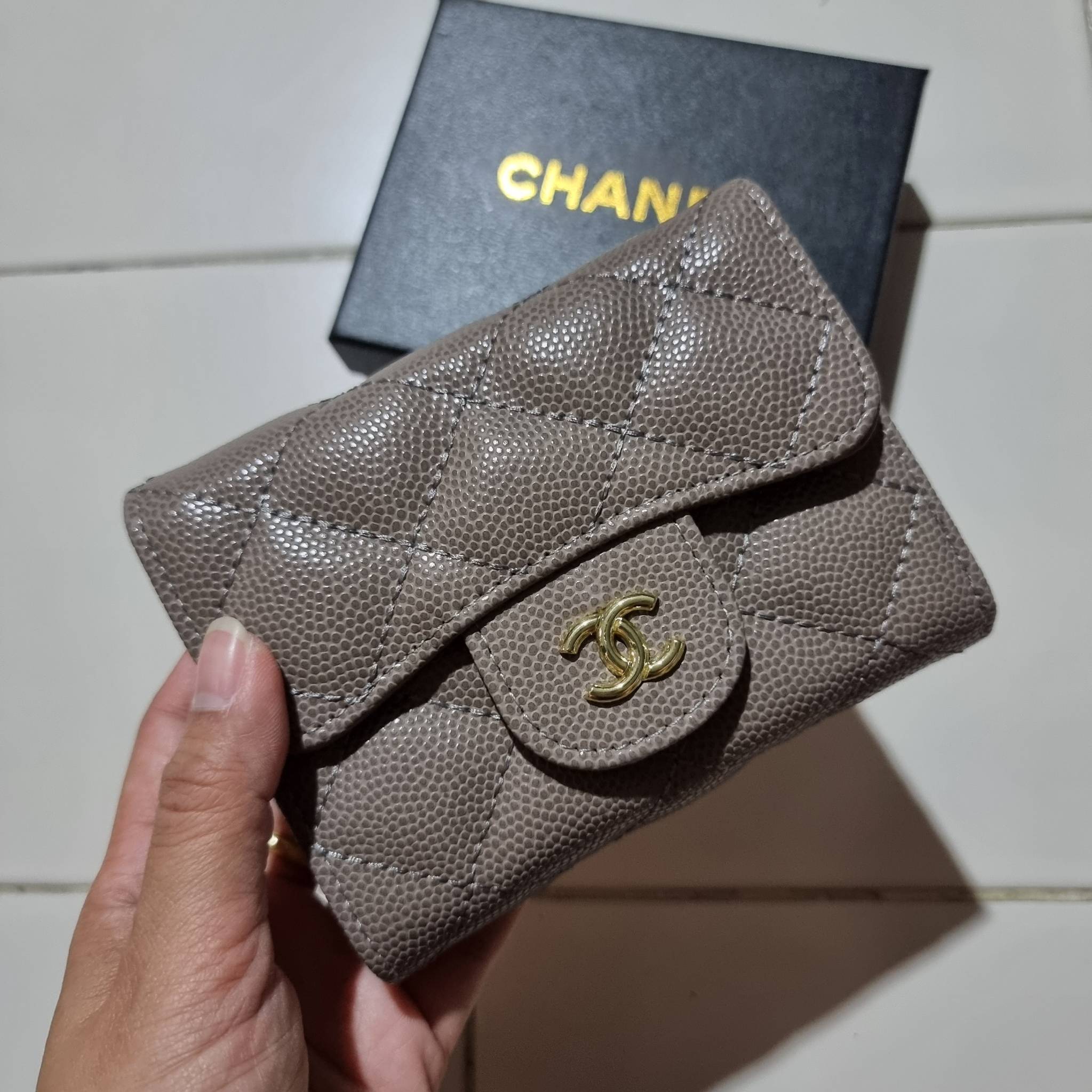 VIP 】มาแล้วจ้า!! รุ่นแนะนำ!! ฮิตติดใจสาวๆ!! กระเป๋าสตางค์ใบสั้นรุ่นฝาพับ จาก Chanel premium for gift เรียบหรู ดูไฮน์ วัสดุหนังสังเคราะห์ลายคาร์เวีย ด้านในเป็นหนังซาฟเฟียโน่ เปิด-ปิดด้วยกระดุมแม่เหล็ก ภายในกระเป๋ามีช่องใส่บัตร ใส่ธนบัตรได้ ดีไซน์เรียบหรูตา