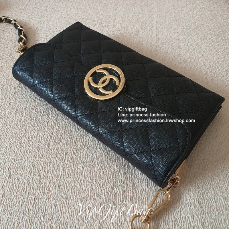CHANEL VIP GIFT SHOULDER BAG รุ่น LIMITED จากงาน VIP GIFT(GWP) ของแท้100% วัสดุหนังคาเวียร์เต็มใบ ด้านหน้าประดับโลโก้ทองสุดหรู เปิดปิดด้วยกระดุมแม่เหล็ก ด้านในแบ่งช่องใส่ของเป็นสองช่องใหญ่ ช่องหน้าสามารถใส่บัตรได้ ช่องหลังมีซิปอีกชั้น มาพร้อมสายสะพาย2แบบ 
