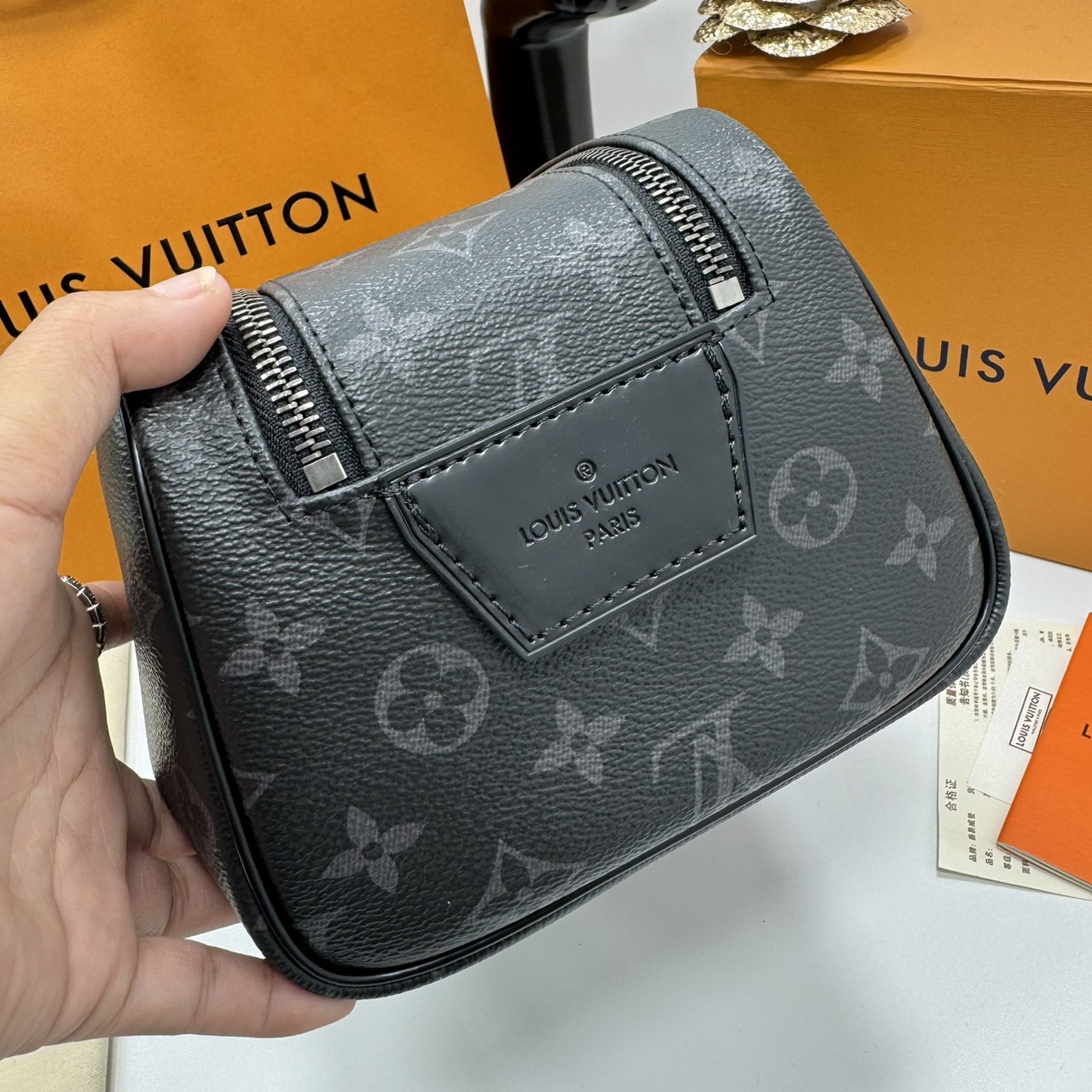 LV Clutch LV Dopp Kit Toilet Pouch Monogram / Damier Graphite Canvas กระเป๋าถือทรงพอชหรือคลัช เกรดออริ ท็อป 1:1 เกรดดีสุด แคนวาสแท้สวย ใช้งานต่างประเทศได้