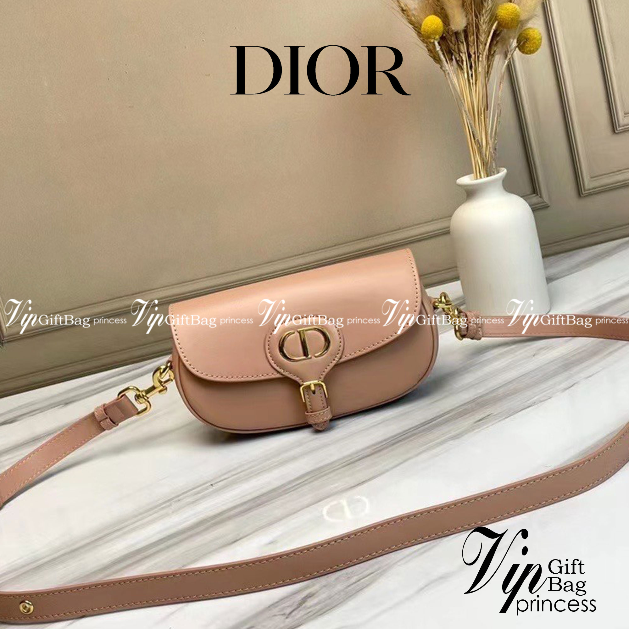 หนังแท้ DIOR BOBBY EAST-WEST BAG พร้อมส่งที่ไทย งานหนังแท้ทั้งใบเกรดออริจินอล ภาพสินค้าถ่ายจากงานขายจริง ใช้งานต่างประเทศได้ รุ่นใหม่ในฤดูกาลนี้ เพิ่มความทันสมัยให้กับซิลลูเอทของ Hobo ผ่านเส้นสายที่สง่างามและสัดส่วนที่กลมกลืนกัน สไตล์หนังลูกวัว โดดเด่นด้ว