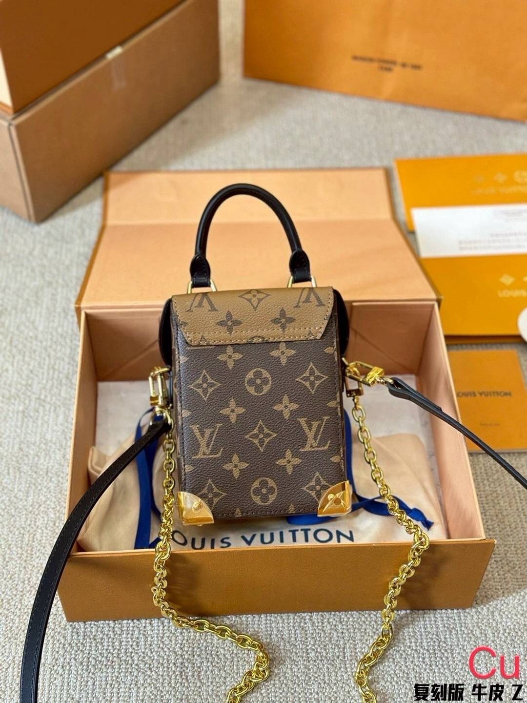 LV Camera Box bag กระเป๋าถือ/สะพายทรงกล่อง ไอเท็มหรูหราวินเทจสวยหรูทุกมุมมอง ตกแต่งเพิ่มดีเทลด้วยหมุด วัสดุหนังแคนวาสคุณภาพ มีหูจับในตัว พร้อมตอบรับได้ทุกลุค ทุกสไตล์
