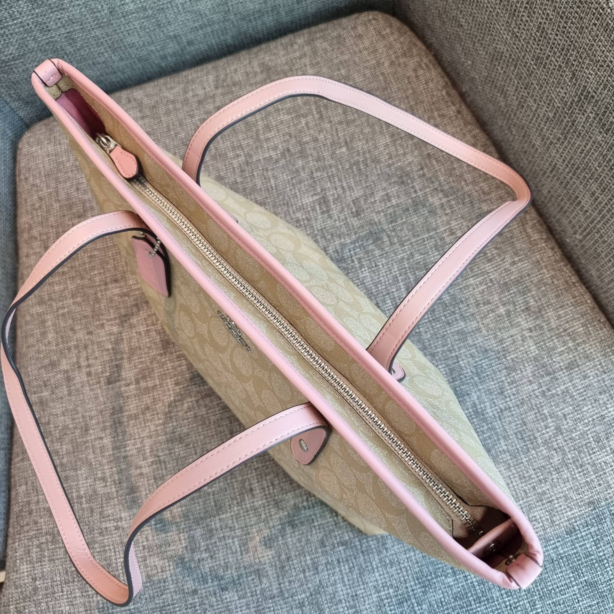 OUTLET 】COACH F58292 CITY ZIP TOTE IN SIGNATURE 16" รุ่นขายดี!! ไซส์ใหญ่ สีสวยมาให้แบบจัดเต็ม!! กระเป๋าถือทรงโท้ทใบใหญ่ สวยน่าใช้ทุกสี สะพายคล้องไหล่ได้เก๋ๆ จุของแน่นๆไปเลยจ้า!! วัสดุหนังแคนวาสคุณภาพ ปากกระเป๋าเปิด-ปิดด้วยซิป กันของหล่นได้ ถือไปไหนก็