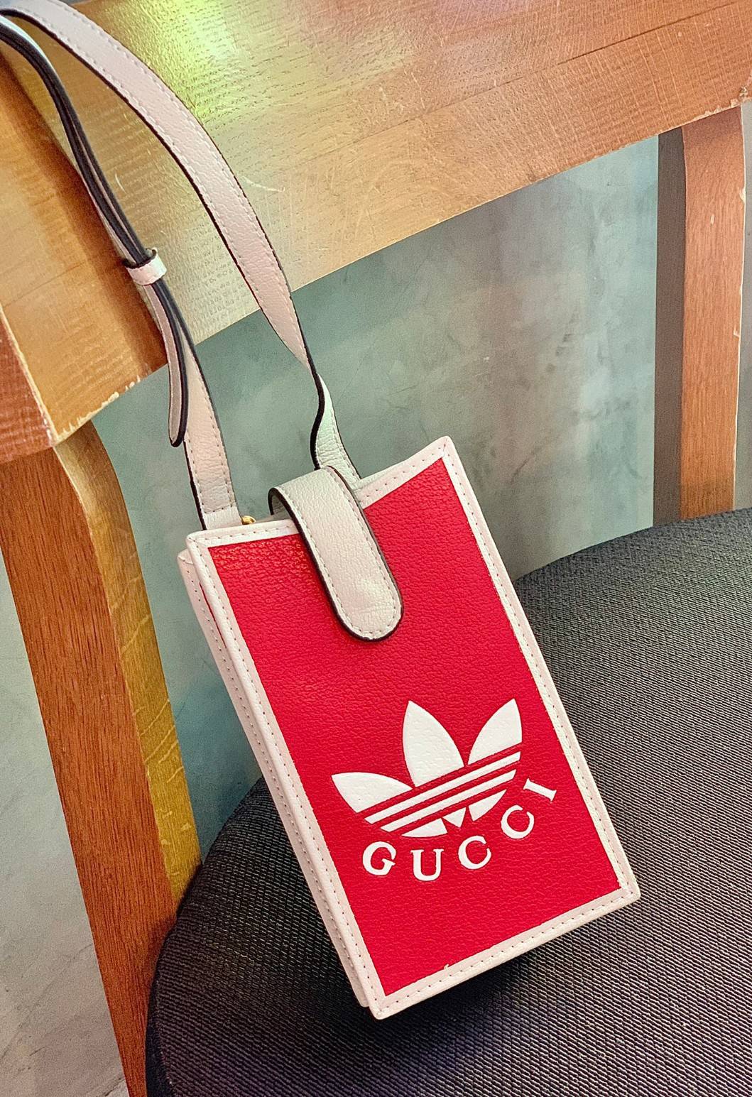 VIP 🥂 LIMITED EDITION Gucci x adidas Phone Case ไม่มีได้ยังไง สวยขนาดนี้ ที่หนุ่มๆสาวๆต้องมีติดตัวค่ะ 💙กระเป๋าใส่มือถือ หนังแท้ 🔺สีน้ำตาลอมเหลือง สัสดุJacquard ทอลายGG ค่ะ ด้านหน้าทั้ง3สี มีโลโก้แบรนด์แบบนูนอันเป็นสัญลักษณ์ของคอลเล