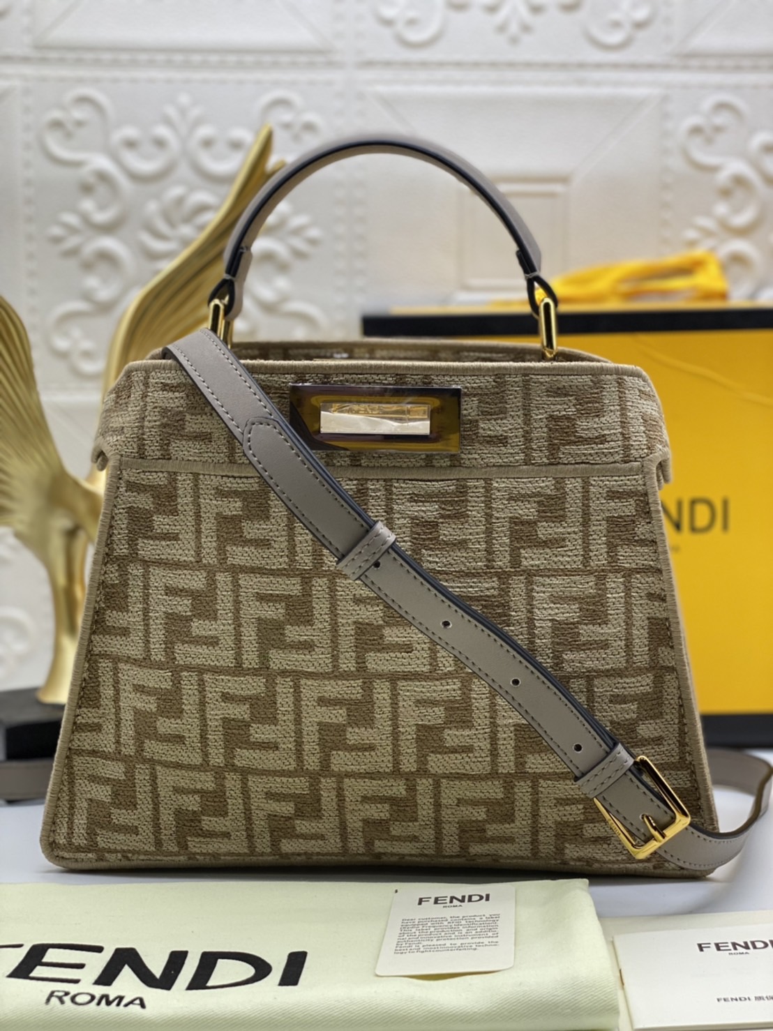 Fendi peekaboo 25cm เกรดออริจินอล กระเป๋าเฟนดิ คลาสสิกตามแบบฉบับแบรนด์ วัสดุคุณภาพอย่างดี เพิ่มความหรูหราและโดดเด่นด้วยการตกแต่งลวดลายโลโก้เด่นชัดทั้งใบ และด้วยขนาดที่กะทัดรัดและดีไซน์ที่เรียบหรูนี้ จึงสามารถนำไปแมทช์กับการแต่งตัวได้ง่าย ไม่ว่าจะเป็นสไตล์