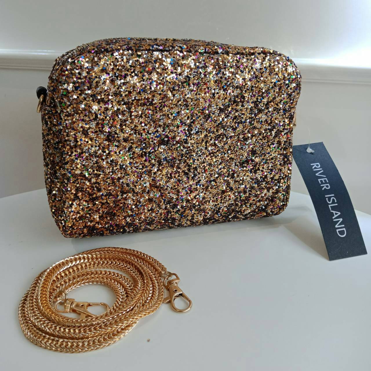 River Island glitter crossbody & cluth bag กระเป๋าทรงสวย ดีไซน์แจากแบรนด์ดัง River Island แบรนด์ดังจาก UK. โดดเด่นด้วยตัวกระเป๋า ประดับ glitter ทั้งใบ สวยโดดเด่น เปิดปิดกระเป๋าด้วยซิป ภายในกว้าง จุได้เยอะ ใส่โทรศัพท์ได้ทุกรุ่น + กระเป๋าสตางค์สั้น ใบนี้จะส