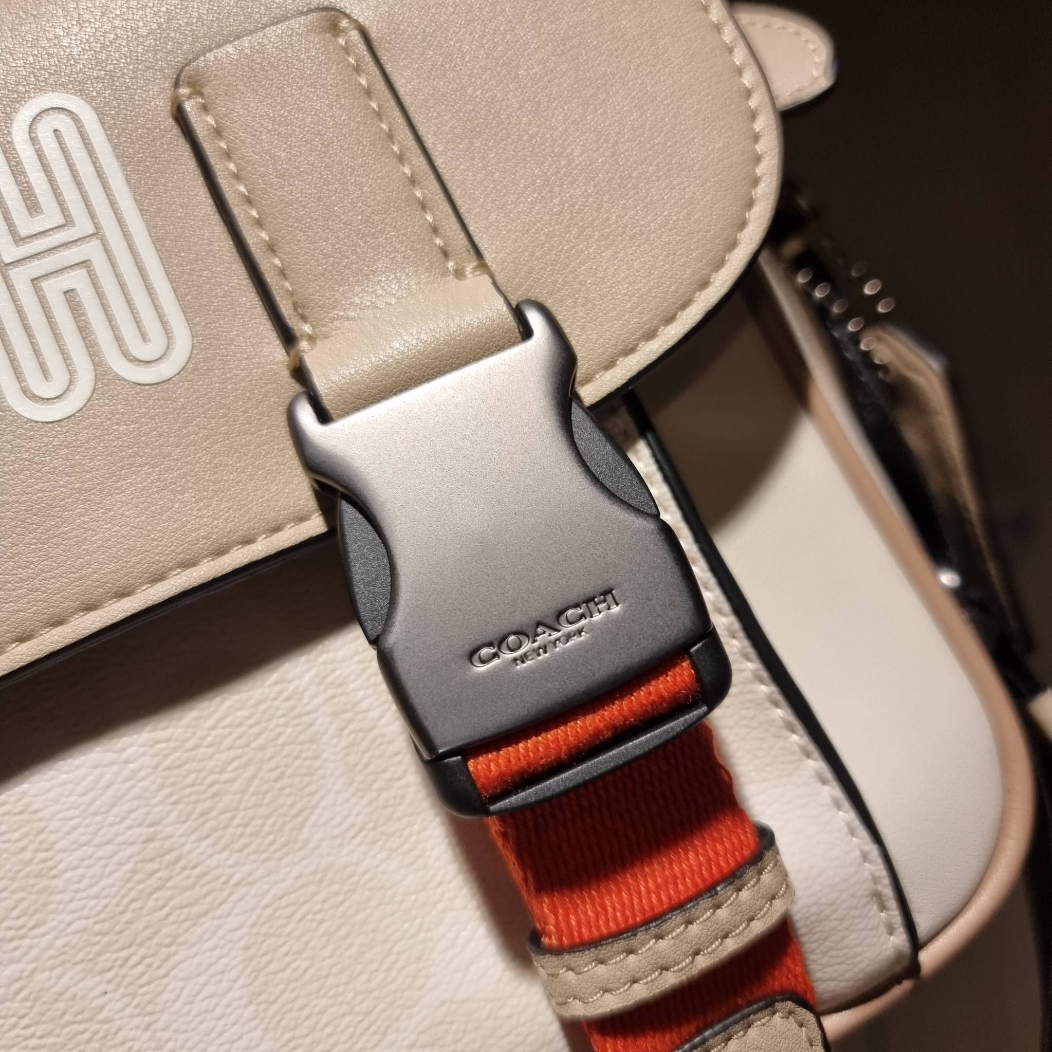 COACH TRACK CROSSBODY IN COLORBLOCK WITH COACH PATCH C6657 C8128 หล่อบอกต่ออีกหนึ่ง กระเป๋าสะพายทรงแมสเซ็นเจอร์ รุ่นเอาใจหนุ่มๆ ที่สาวๆก็อยากใช้!! ด้วยดีไซน์สีคัลเลอร์บล็อคที่โดดเด่น ทำให้ดูน่าใช้งาน วัสดุหนังแท้ สวยคมซ่อนหรู ฝากระเป๋ามีตัวล็อคแน่นหนา เปิ