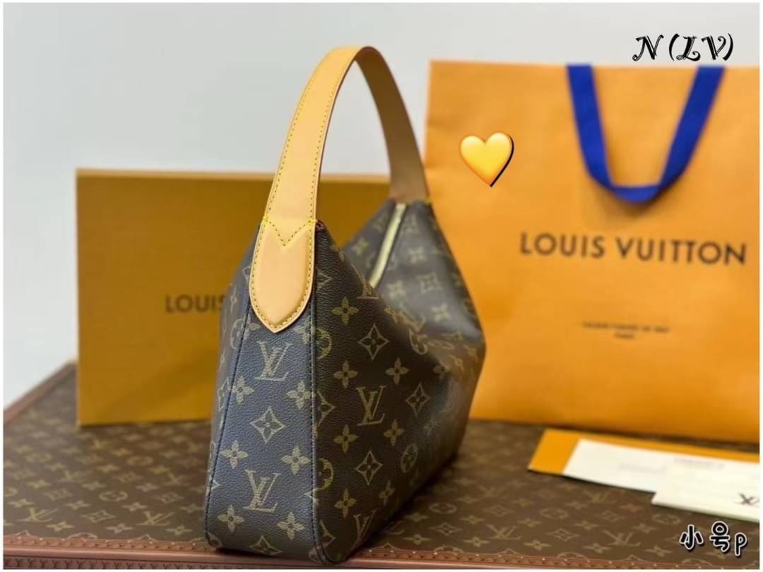 LV Slouchy PM Monogram Canvas Bag กระเป๋าถือ/สะพายไหล่ทรงโฮโบรุ่นใหม่ โดดเด่นด้วยรูปทรงอันเป็นเอกลักษณ์ เหมาะสำหรับพกพาเดินทางและใช้งานทุกวัน ลาย Monogram แคนวาสสุดไอคอนิก
