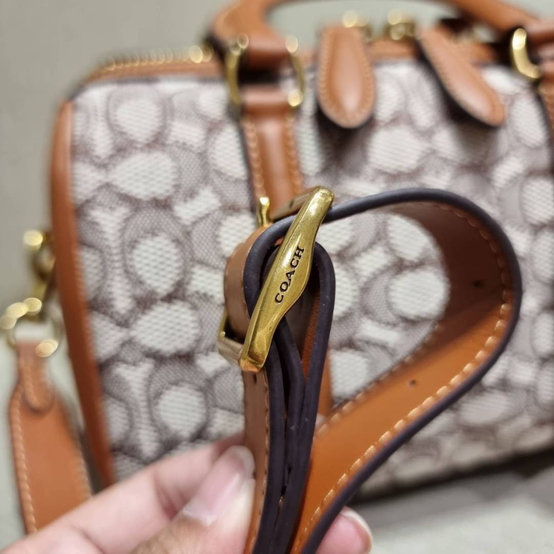 COACH C8529 RUBY SATCHEL 25 IN SIGNATURE TEXTILE JACQUARD ใหม่ก่อนใคร ไม่ต้องรอพรี! กับกระเป๋าทรงหมอนดีไซน์ใหม่ ใบใหญ่ แต่น้ำหนักเบา ด้วยวัสดุผ้า jacquard ถักทอลายซีเอกลักษณ์ ตัดสลับหนังแท้ เพิ่มดีเทลความหรู มาพร้อมหูจับในตัว และสายสะพายครอสสีเข้ากับตัวกร