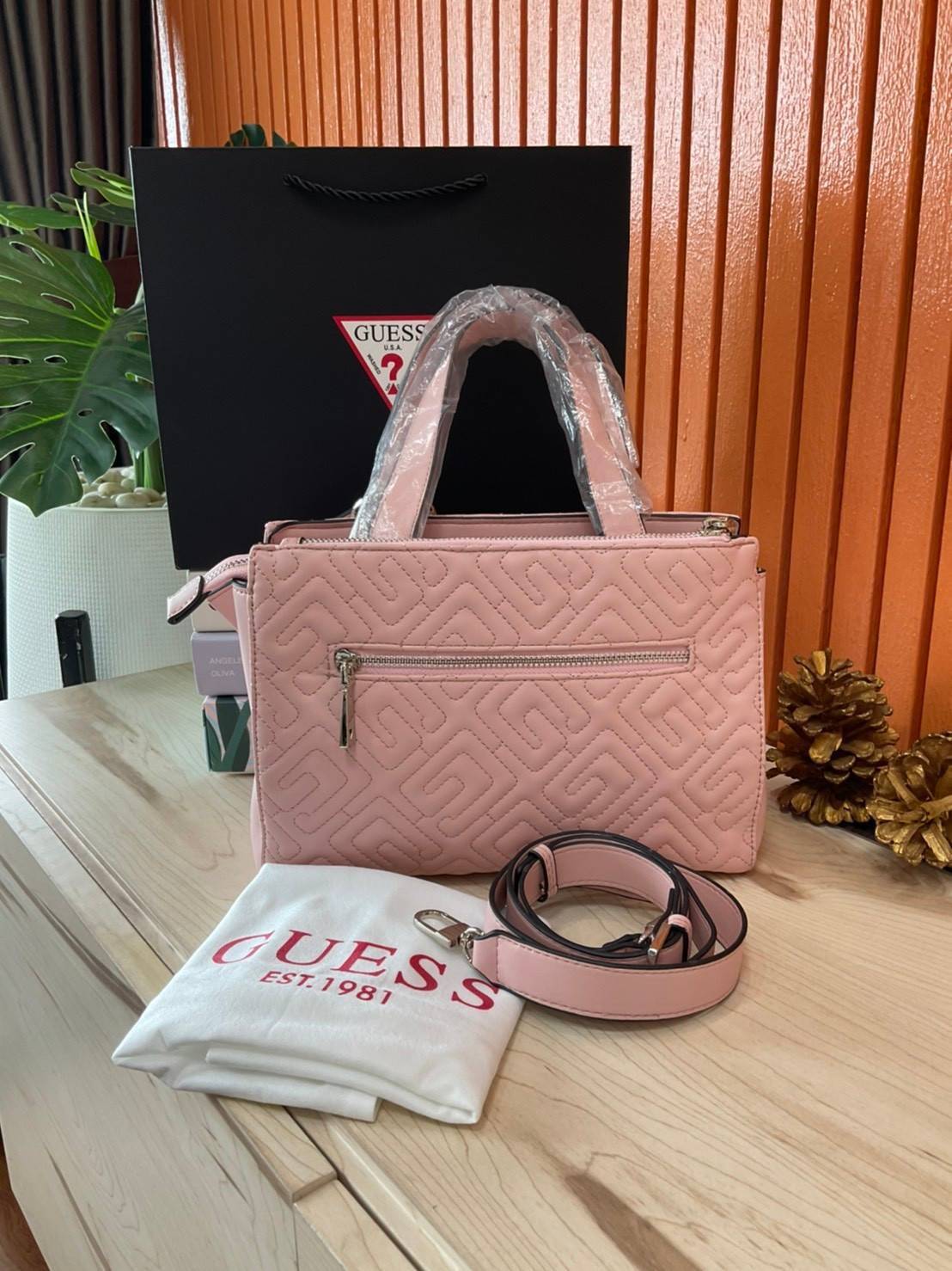 ของแท้ 💯% 】Guess Women’s Crossbody Bag กระเป๋าสะพายข้าง มาพร้อมกระเป๋าใบเล็ก ถอดออกแยกใช้งานได้ วัสดุ Pu หนังนิ่ม จับนุ่มมือมากๆ ด้านหน้าประดับโลโก้แบรนด์ กระเป๋ามีดีเทลเย็บลาย G