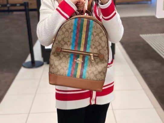 COACH KENLEY BACKPACK IN SIGNATURE CANVAS WITH STRIPE (COACH C5795)🌈🍁กระเป๋าเป้ กระเป๋าสะพายรุ่น Unisex ที่ใช้ได้ทั้งชายและหญิง รูปทรงสวย ขนาดกำลังดี// วัสดุแคนวาสคุณภาพ ผสมหนังแท้ ลาย SIGNATURE//เปิด-ปิด ด้วยซิบ ด้านในโล่งกว้าง จุของได้เย