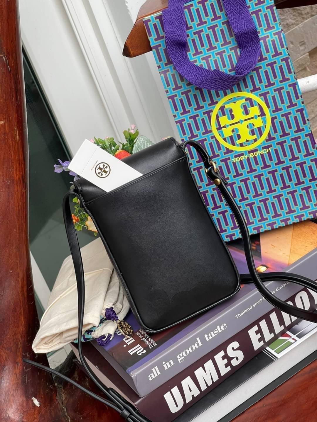 OUTLET 】TORY BURCH MILLER METAL PHONE CROSSBODY อีกหนึ่งกระเป๋าใส่มือถือรุ่นฮิตที่เชื่อว่าหลาย ๆ คนต้องเคยเห็นผ่าน ๆ ตามาอย่างแน่นอน กับแบรนด์ Tory Burch ดีไซน์กระเป๋าทรงฝาพับแม่เหล็กใช้งานง่าย มาพร้อมดีเทล Logo แบรนด์โดดเด่นสีทองตัดกับหนังแกะสีดำ ดูหรูดู