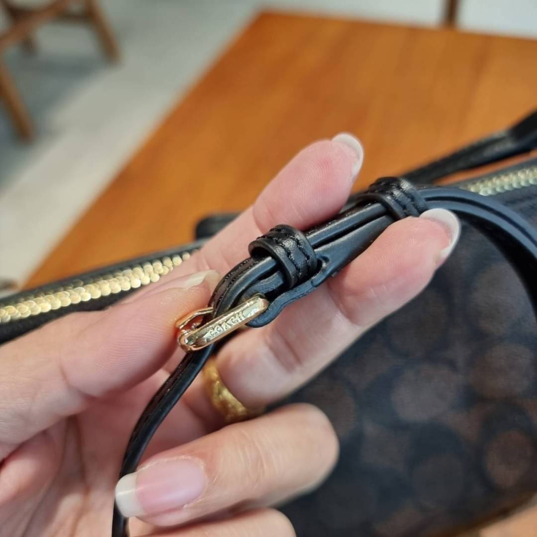 COACH F58321 TOP HANDLE POUCH อีกรุ่นฆ่าไม่ตาย!! 😎 ขายดีขายหมด ขายรวยขายปังๆ!! กระเป๋าพอชจากโค้ช ทรงใช้งานง่าย สะดวก กะทัดรัด วัสดุหนังแคนวาสเคลือบคุณภาพดี มาพร้อมสายคล้องในตัว และสายสะพาย crossbody ปรับเปลี่ยนได้ตามสไตล์ อีกหนึ่งไอเท็มที่สาวๆต้อง