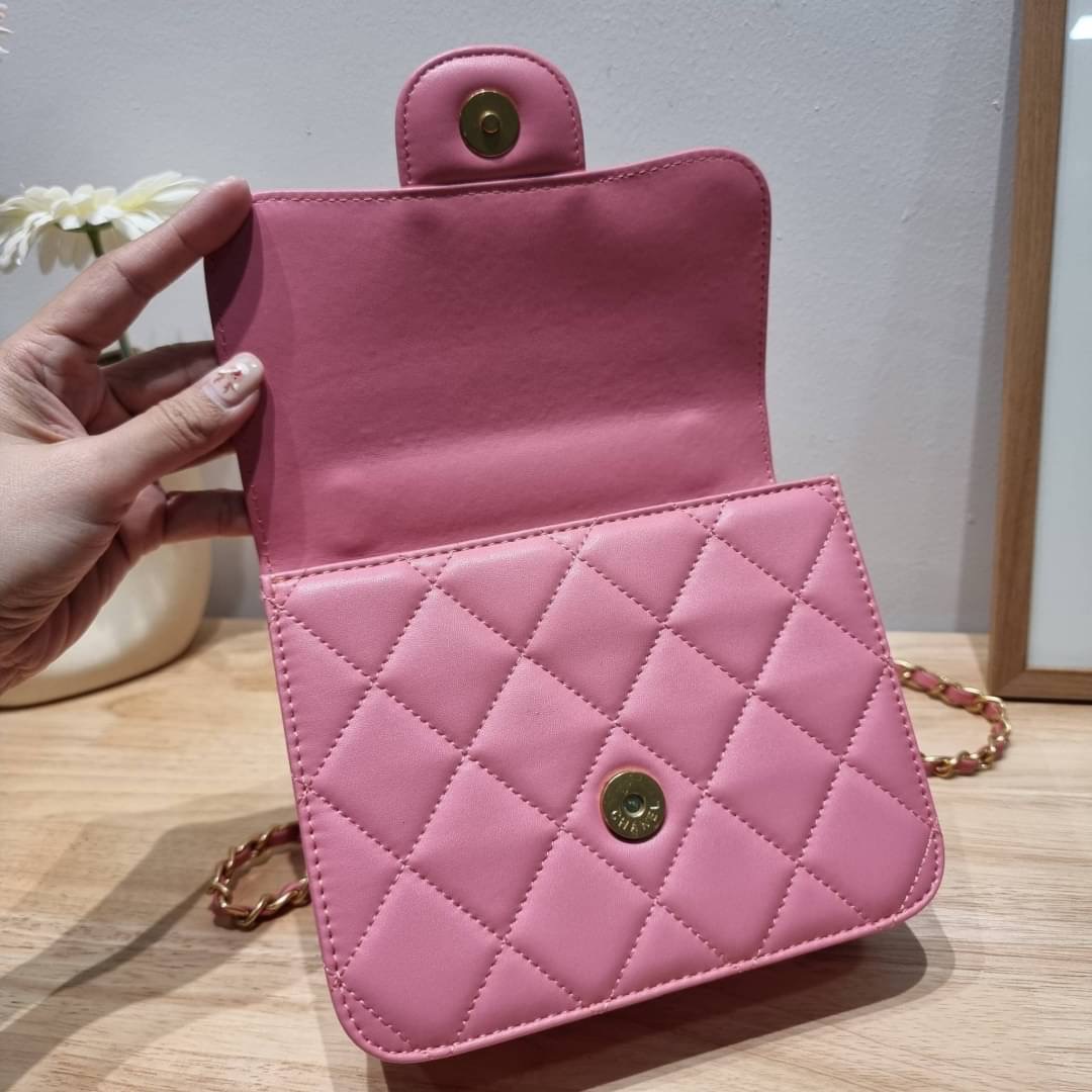 Chanel flap bag with chain กระเป๋าสะพายสุดหรู สวยดูแพง รูปทรงคลาสสิค ขนาดกำลังพอเหมาะ สายสะพายโซ่ในตัว น้ำหนักเบา
