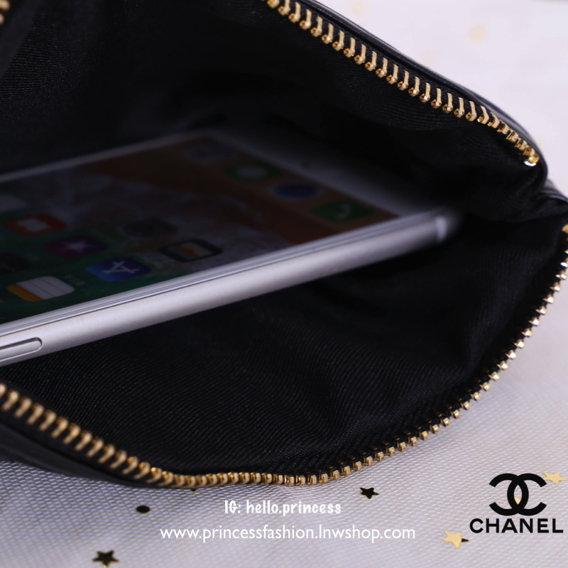 Chanel Cosmetic Clutch KeyChain พรีเมี่ยมเเท้จาก Chanel Cosmetic Counter VIP Gift หนังนิ่มลายตารางสีดำประดับโลโก้แบรนด์ด้านหน้าสวยดูดี เปิดปิดแบบ top zip อะไหล่ทอง พร้อมสายโซ่สำหรับห้อยพวงกุญเเจ สามารถใส่บัตร มือถือ iphone8 เครื่องสำอางค์ของจุกจิกได้เยอะ 