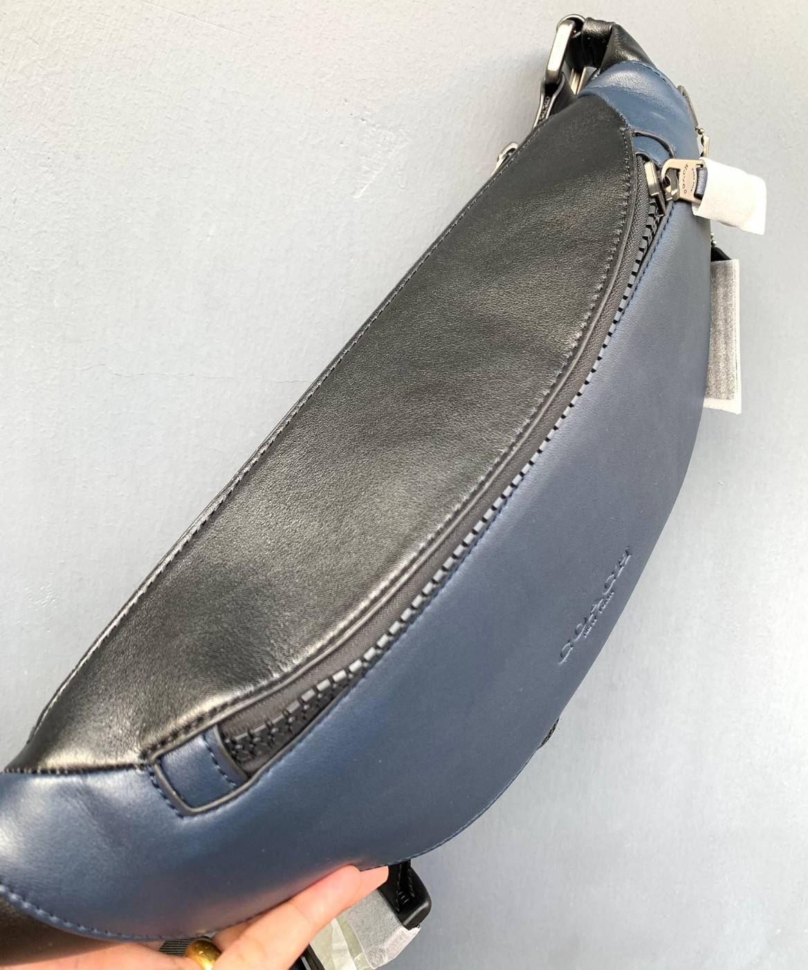 หนุ่มหล่อ//สาวหล่อ ทางนี้จ้าา สวยไม่แพ้คาดอกรุ่นอื่นๆเลยค่าา! COACH WARREN BELT BAG ใบใหญ่คะ! ((79149)) พร้อมส่ง นานๆทีจะมีสีนี้เข้ามาค่ะ! กระเป๋าคาดอกด้านหน้า//คาดไปทางด้านหลัง//หรือคาดเอวได้ ตามแต่ความถนัดได้เลยนะคะ หนังแท้ นิ่มสวย มีช่องซิปหลักให้2ช่อง