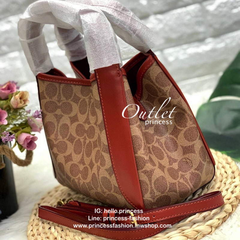 COACH HADLEY HOBO 21 BAG กระเป๋าถือหรือสะพายข้าง เรียบหรู หนังแกะแท้ ลาย signature brand หนังนิ่ม ปรับเปลี่ยนได้ 2 ทรง ปากกระเป๋ามีกระดุมแม่เหล็ก พร้อมตะขอเกี่ยว ภายในกว้าง ใส่ wallet ยาว mini iPad และของใช้ได้จุ พร้อมสายสะพายยาว ถอด ปรับระดับได้ค่ะ Must 