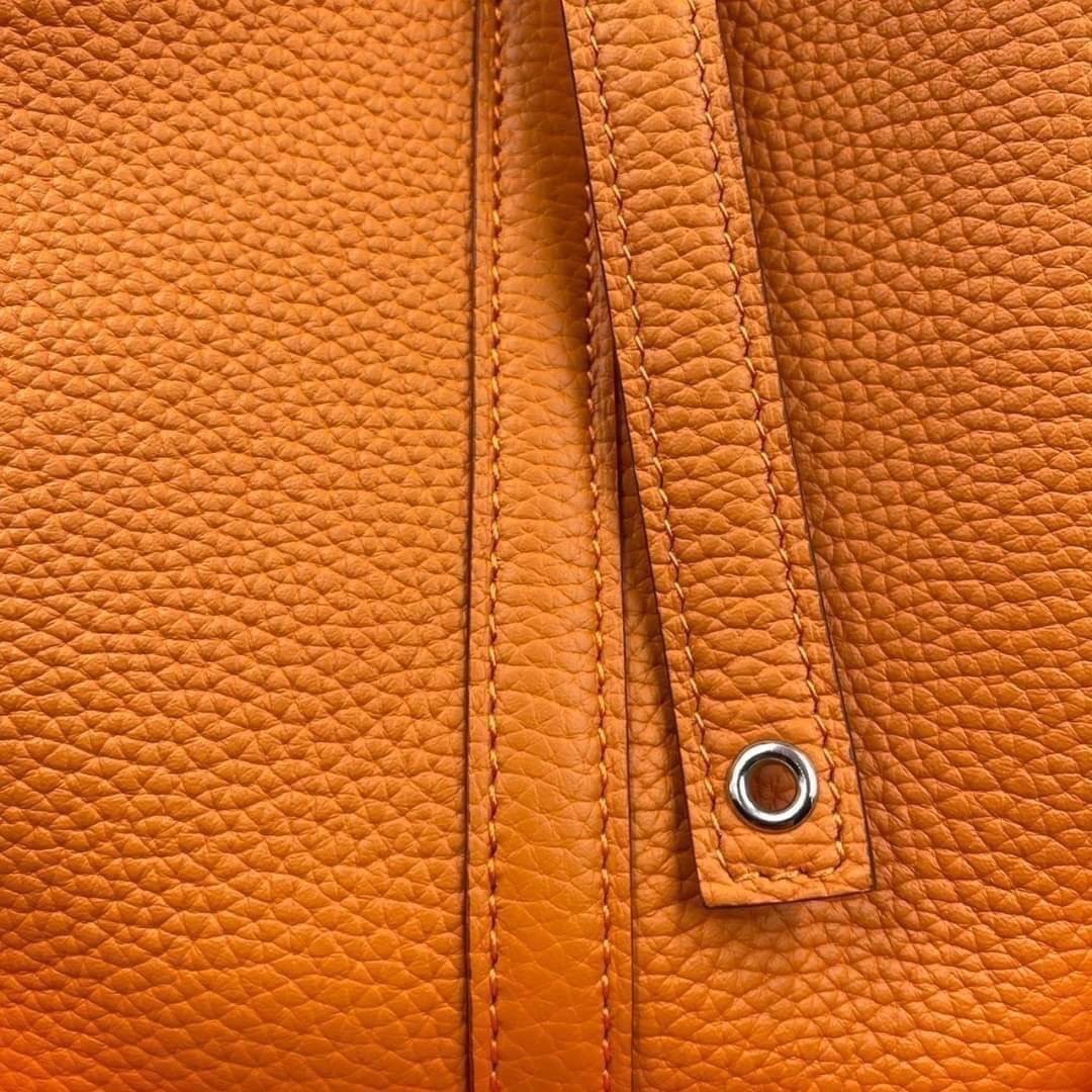 หนังแท้ Hermes Picotin Lock 18 bag กระเป๋าถือแบรนด์หรูระดับโลก งานเกรดออรินอล หนังแท้ทั้งใบ หนังมีลายทอริลลอนคล้ายของจริง มาพร้อมตัวล็อคเคลลี่ Kelly lock รูปทรงเรียบแต่หรู ใช้งานได้ทุกโอกาส ถือง่าย ใช้งานง่าย ภายในโล่งกว้าง ภาพสินค้าถ่ายจากงานขายจริง ใช้ง