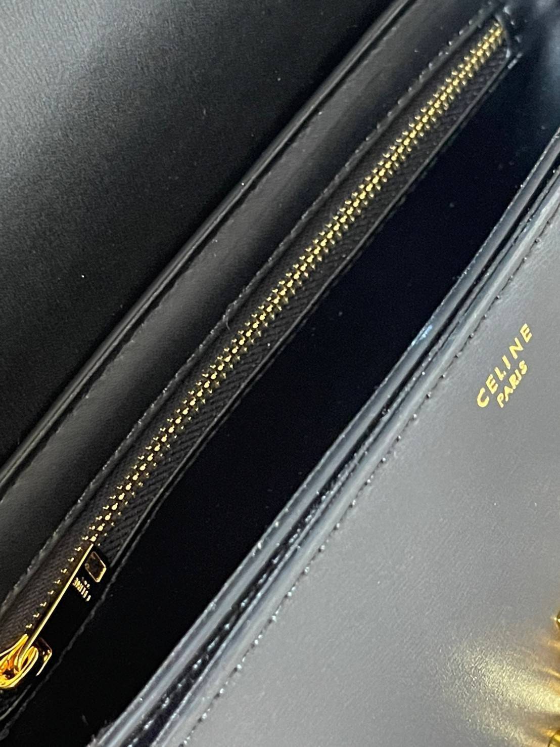 Celine MEDIUM TRIOMPHE BAG IN SHINY มีรูปทรงเป็นกล่องคล้ายกับกระเป๋า Classic Box แต่มีการออกแบบโลโก้ที่สะดุดตาแบบวินเทจ ด้วยดีไซน์ที่ดูโฉบเฉี่ยว แต่คงความคลาสสิคอย่างเต็มเปี่ยม ทำให้เป็นที่ดึงดูดความสนใจของสาวๆ สายสะพายสามารถปรับระดับได้ มีความคล่องตัวในก