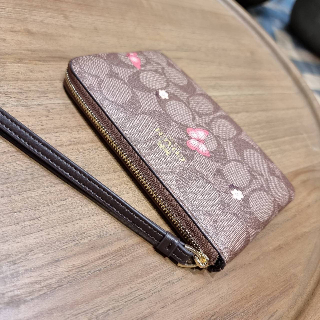 COACH 2972 CORNER ZIP WRISTLET IN SIGNATURE CANVAS WITH BUTTERFLY PRINT มาแล้วจ้า ไอเท็มสุดปัง!! ฮิตไม่เลิก!! พร้อมลวดลายสุดคิ้วท์ น่ารักน่าใช้ขึ้นไปอีก กระเป๋าคล้องมือ ขนาดเหมาะพกพา วัสดุหนังแคนวาส ภายในเป็นช่องโล่ง ใส่ธนบัตร หรือใส่บัตร ใส่เหรียญ ได้หมด