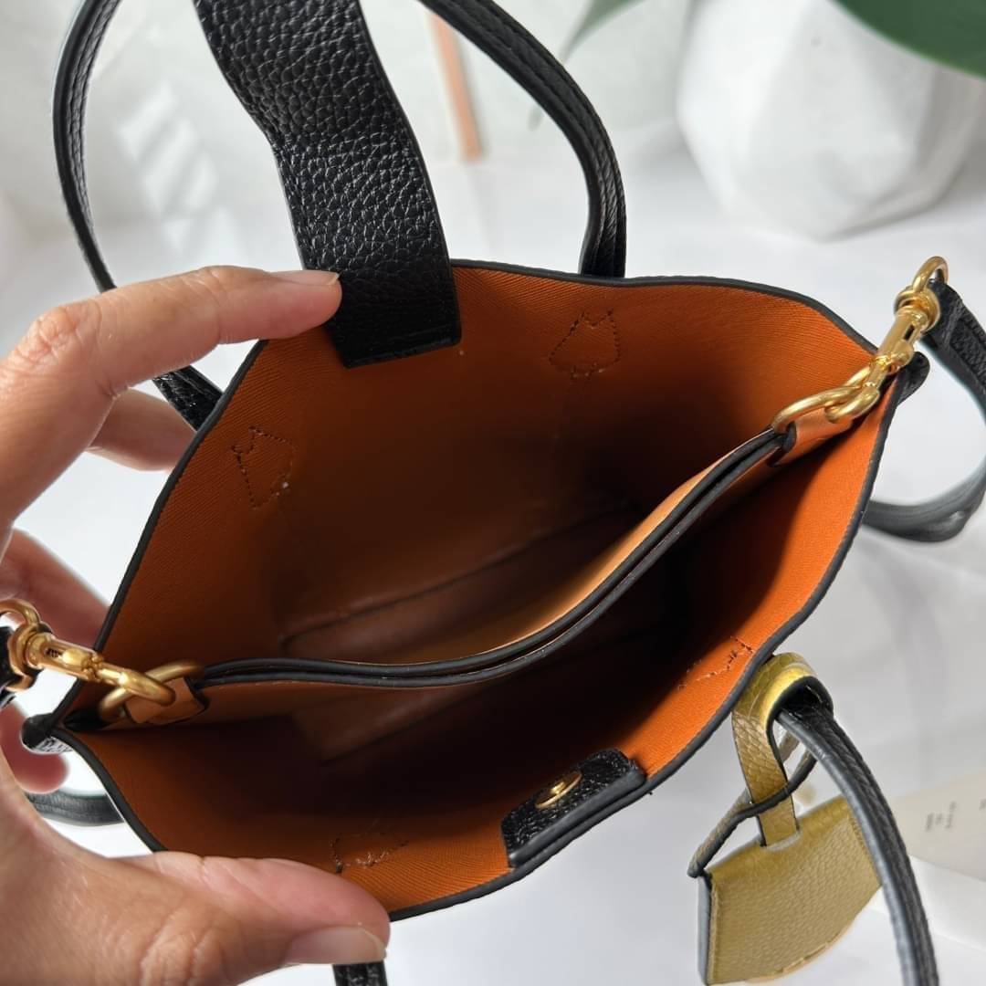 TORY BURCH MINI PERRY TOTE / TORY TOTE BAG / TORY BAG พร้อมส่ง 3 สี กระเป๋าแบบมินิมอลในรูปทรงใหม่ที่คล่องตัว ใส่มือถือได้ทุกรุ่น