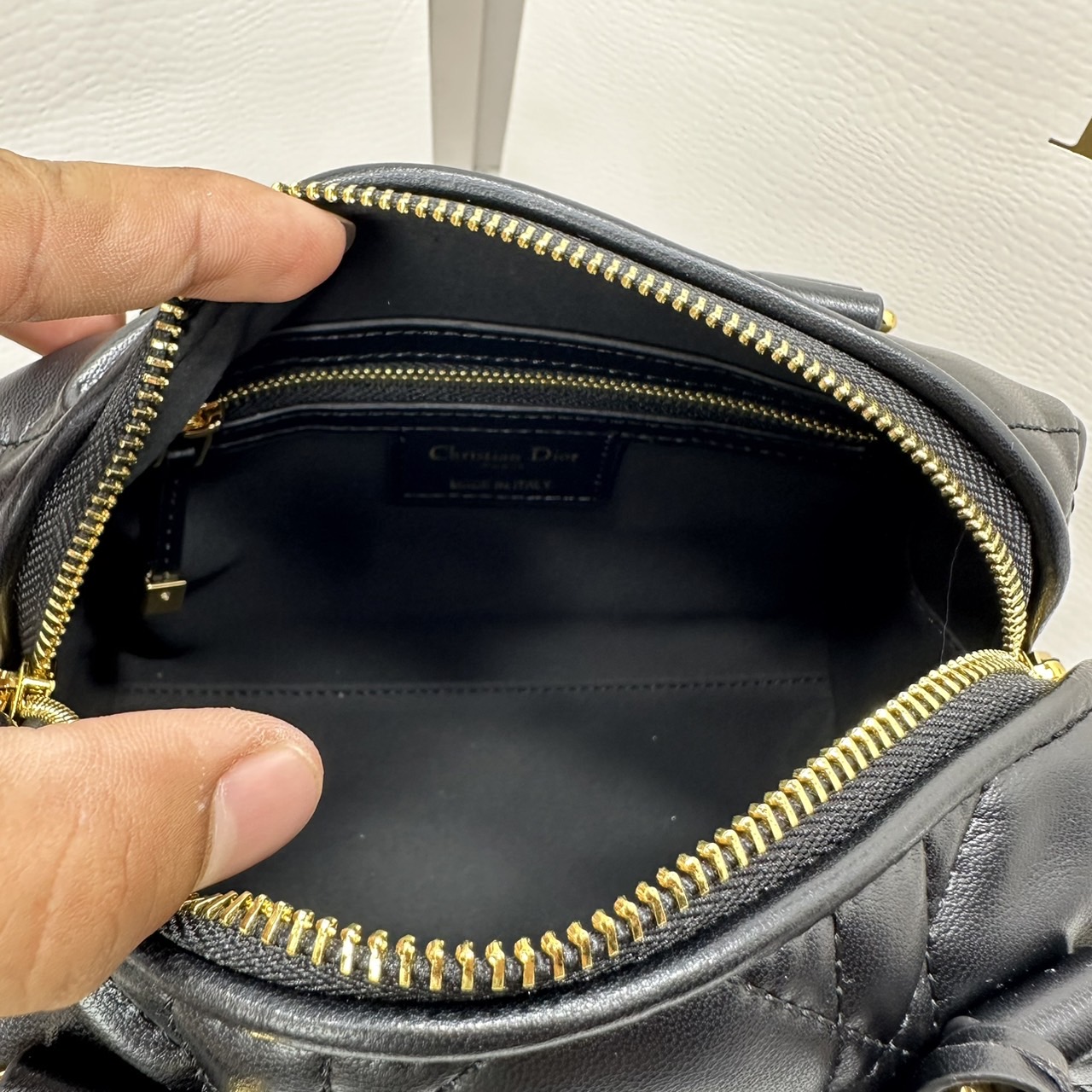 DIOR Groove 20 Bag / Dior Keepall Macrocannage Leather / Oblique Jacquard กระเป๋าสะพายทรงบอสตัน Keepall ทันสมัยและสง่างาม ใช้งานได้ทั้งแบบสะพายไหล่หรือสะพายแบบครอสบอดี้ เหมาะเป็นไอเทมคู่ใจในชีวิตประจำวัน เกรดออริ 1:1