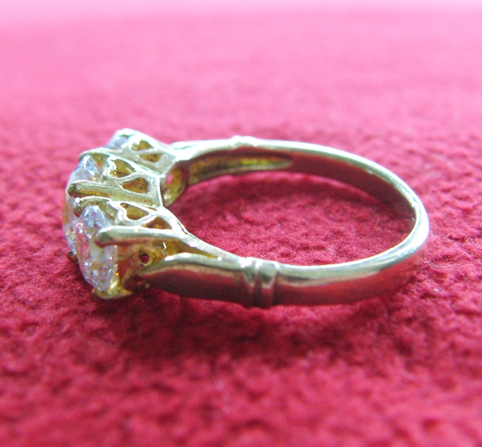 แหวนเพชรทองเหลือง แบบ7(เพชรกลม3เม็ด)ค่ะ