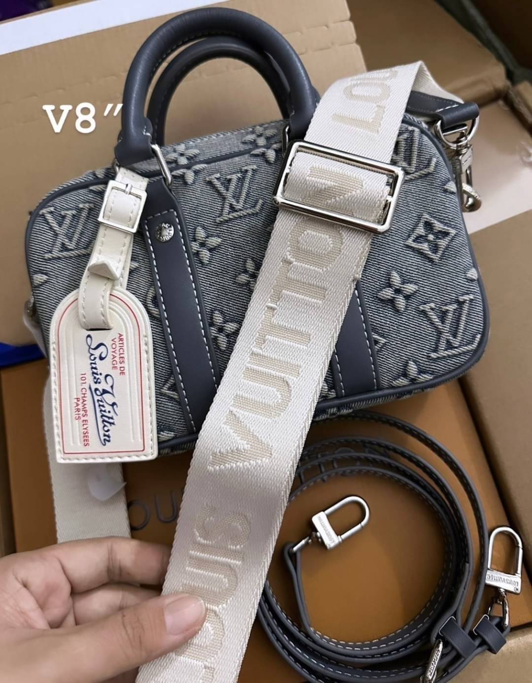 LV Denim Camera Box Bag กระเป๋าสะพายทรงกล้อง งานเดนิมฟอก คอลใหม่สุดคลาสสิก สวยเท่ห์มาก ปั้มลายโมโนแกรมนูนสวยโด่ดเด่น ใช้งานได้อเนกประสงค์มีสายยาวแบบถอดได้ 2เส้น แมทช์กับเสื้อได้หลากหลายสไตล์
