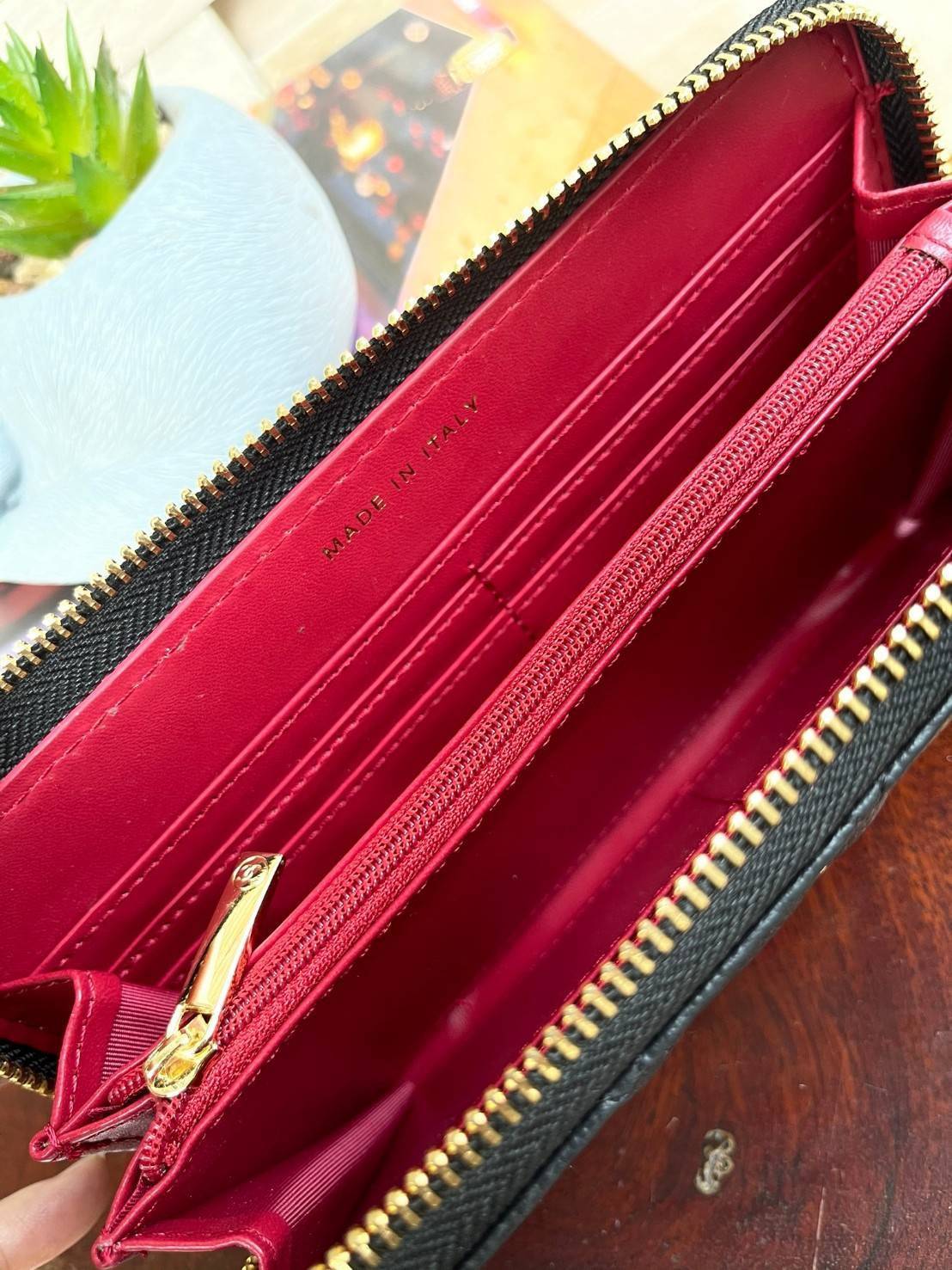 Chanel Caviar Zippy Long Wallet เป็นกระเป๋าสตางค์ที่ใช้งานอย่างง่ายแสนง่าย มาในรูปอบบซิปรอบ ที่มีดีเทลตรงหัวซิปเป็นอะไหล่โลโก้สีทอง เพิ่มดีกรีความน่ารักเข้าไปอีก ภายในพร้อมช่องใส่ธนบัตร ช่องซิปสำหรับใส่เหรียญ และช่องสำหรับใส่การด์ต่างๆ นอกจากนั้นด้านหน้าก