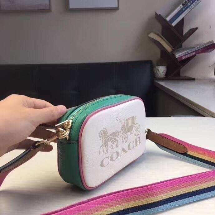COACH JES CONVERTIBLE BELT BAG IN COLORBLOCK 2IN1 !! กระเป๋าคาดอก/สะพายข้าง ใช้ได้ถึง 2 แบบ!! คุ้มค่ามากที่สุด!! วัสดุหนัง pepble ดีไซน์เรียบ แต่หรู ภายในเป็นช่องโล่ง ใบนี้สาวๆที่ไม่ชอบพกของเยอะ เหมาะมากๆน้า 🙇♀️ ของดีราคาจับต้องได้ ไอเท็มนี