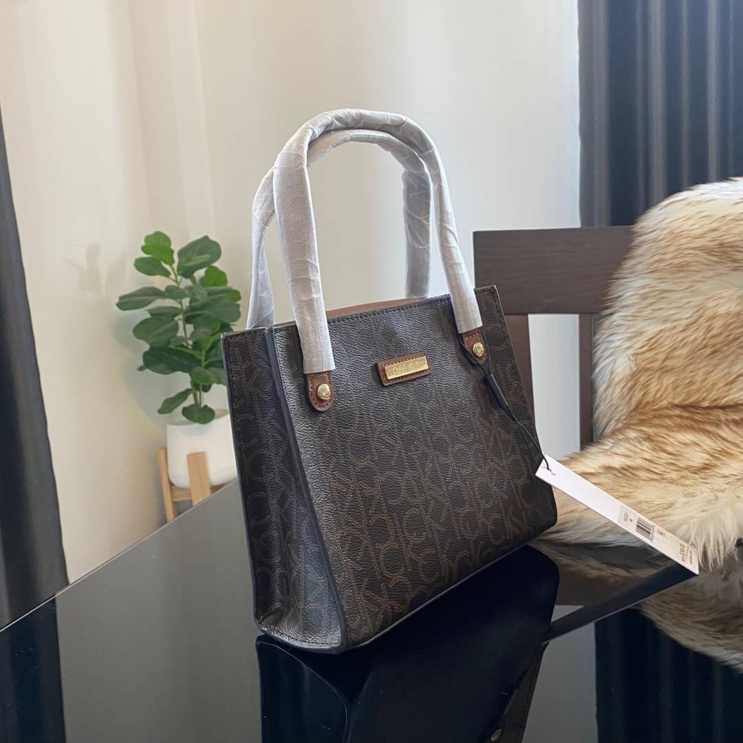 CALVIN KLEIN JEANS crossbody bag กระเป๋าถือหรือสะพาย ลายซิกเนเจอร์แบรนด์ทั้งใบ มีหูจับสำหรับถือ เปิด-ปิดกระเป๋าด้วยกระดุมแม่เหล็ก ด้านในโล่งกว้างมีช่องเล็กและช่องซิปสำหรับใส่ของจุกจิก ซับในลายแบรนด์อย่างดี มาพร้อมสายสะพายยาวปรับระดับได้ สามารถใช้ได้หลากหล