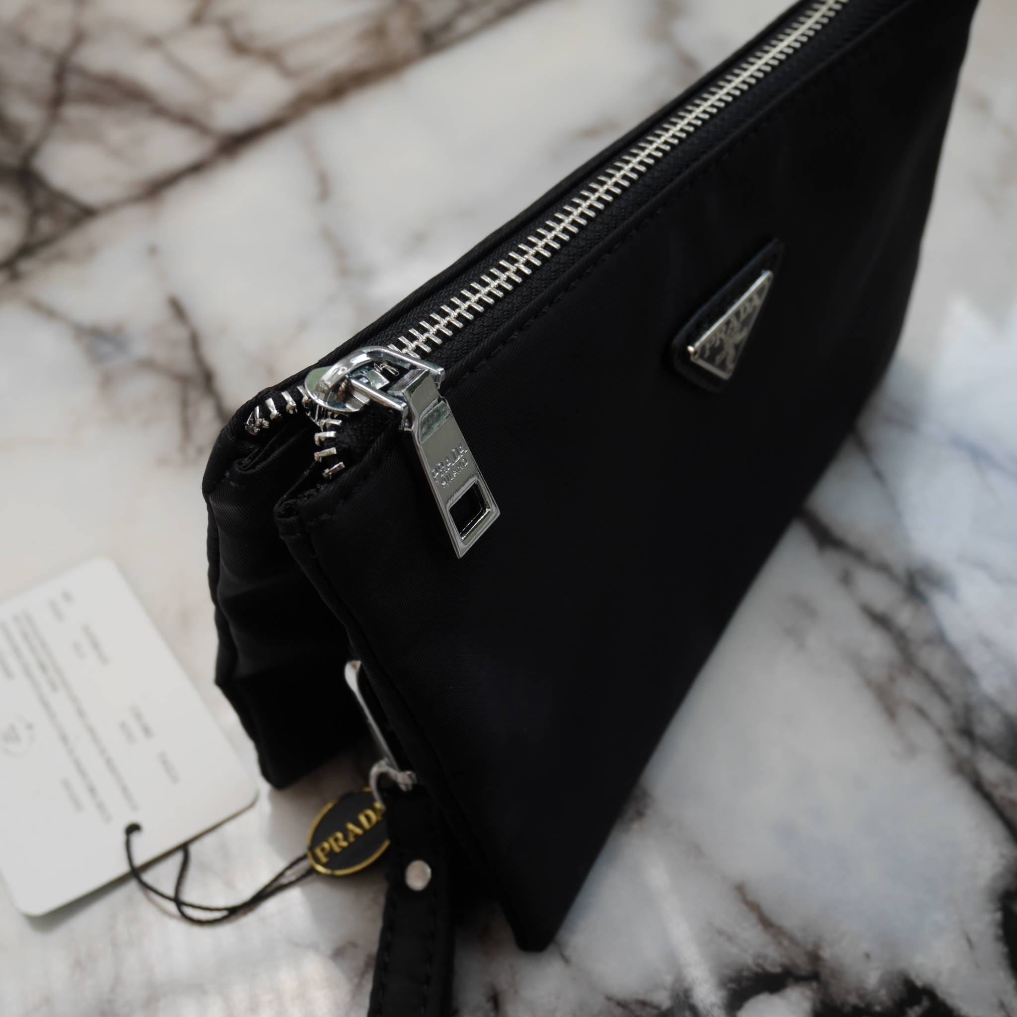 ได้งานมินิน่ารัก กระเป๋าคล้องมืองานพรีเมี่ยมกิ้ฟท์ จาก PRADA มาค้า ตัวนี้คุ้มสุดๆ โดดเด่นที่ ตัวกระเป๋าผ้าไนล่อน **อะไหล่เงินเงา น้ำหนักเบา สายคล้องแขนถอดได้ มีช่องแบ่งเก็บของ 3 ช่องซิปเลย ช่องตรงกลางสามารถ ใส่บัตรได้ด้วยค้า ใส่ iphone6 ได้น้าาา **สวยคุ้ม