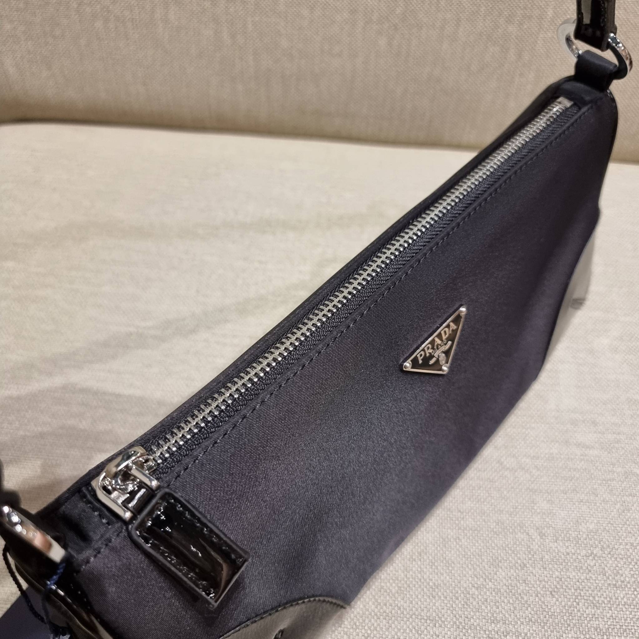 PRADA TESSUTO POCHETTE BAG กระเป๋าทรงพอช ดีไซน์ทรงยาวสุดล้ำ อัพลุคให้ดูแพงไปอีกด้วยดีเทลแต่งขอบด้วยหนังแก้ว วัสดุหลักตัวกระเป๋าเป็นไนล่อนคุณภาพดี เปิด-ปิดด้วยซิป พกพาง่ายด้วยสายสะพายในตัว ที่สามารถปรับได้อีก ภายในเป็นช่องโล่ง ใส่โทรศัพท์ได้ทุกรุ่น กระเป๋า